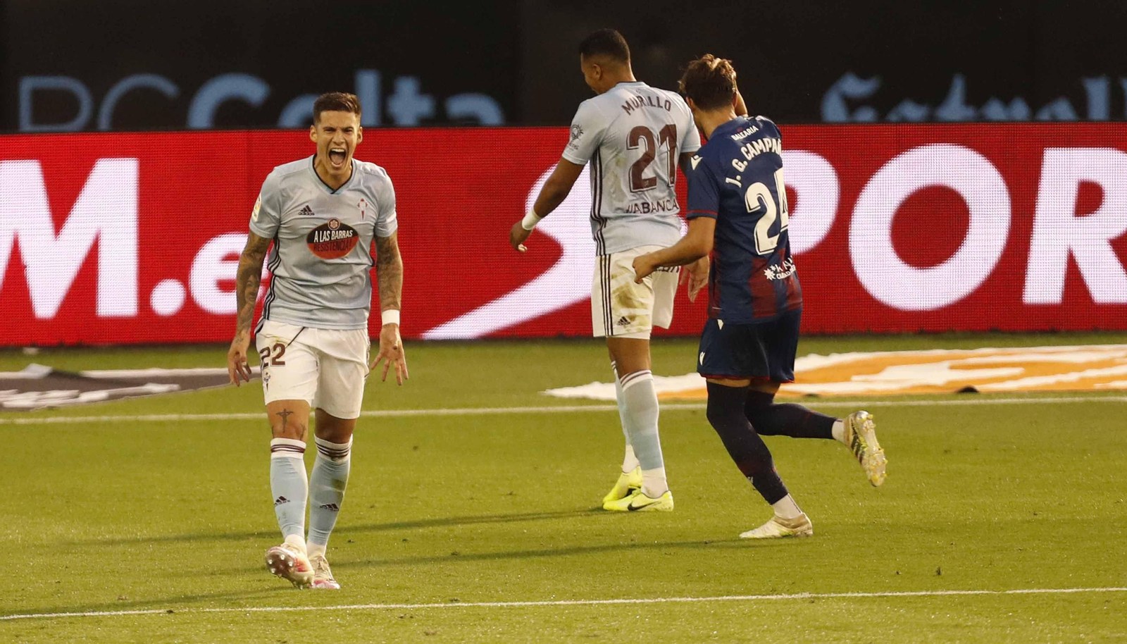 Santi Mina se desespera tras encajar uno de los tres goles del Levante anoche.