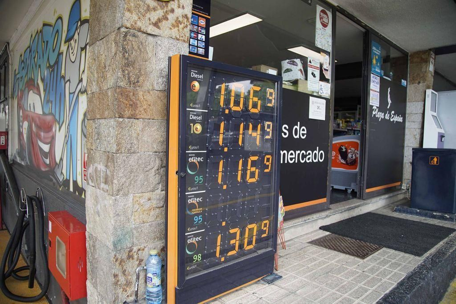 El litro de diésel cuesta estos días en Vigo 1 euro y en algunas está por debajo de este umbral.