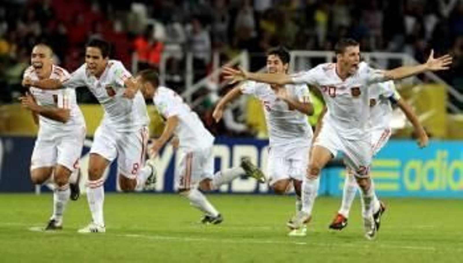 Los jugadores de la selección española celebran su pase a cuartos de final (Foto: EFE)