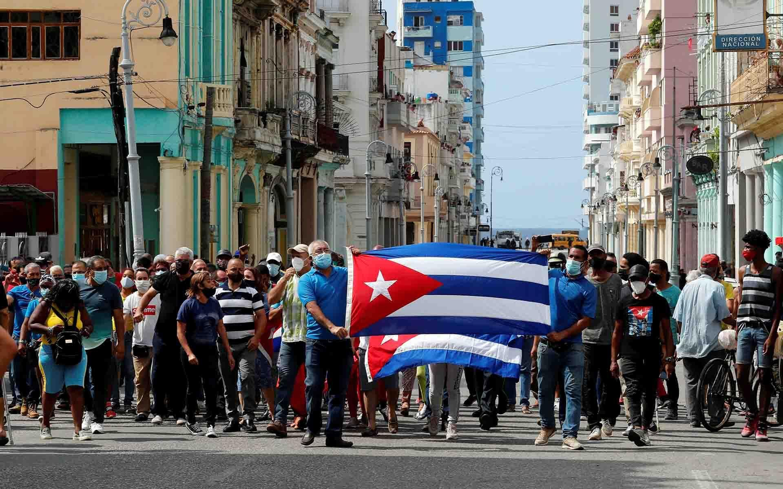 Foto de Archivo. Cientos de cubanos salieron a las calles de La Habana al grito de "libertad" en manifestaciones pacíficas, que fueron interceptadas por las fuerzas de seguridad y brigadas de partidarios del Gobierno, produciéndose enfrentamientos violentos y arrestos. EFE/Ernesto Mastrascusa
