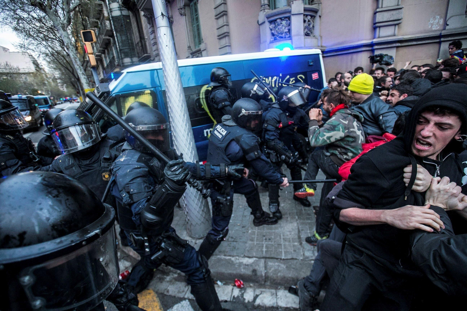 Batalla entre Mossos y manifestantes en Barcelona.