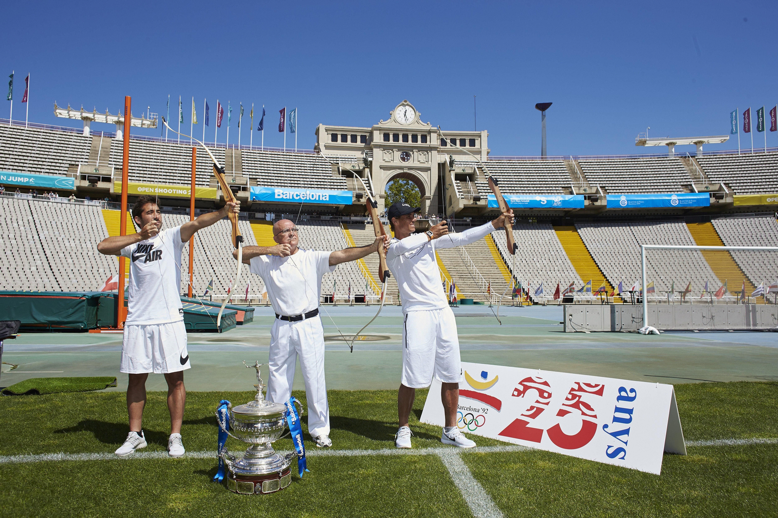 Marc López y Rafael Nadal recibieron ayer una lección magistral del arquero Antonio Rebollo.