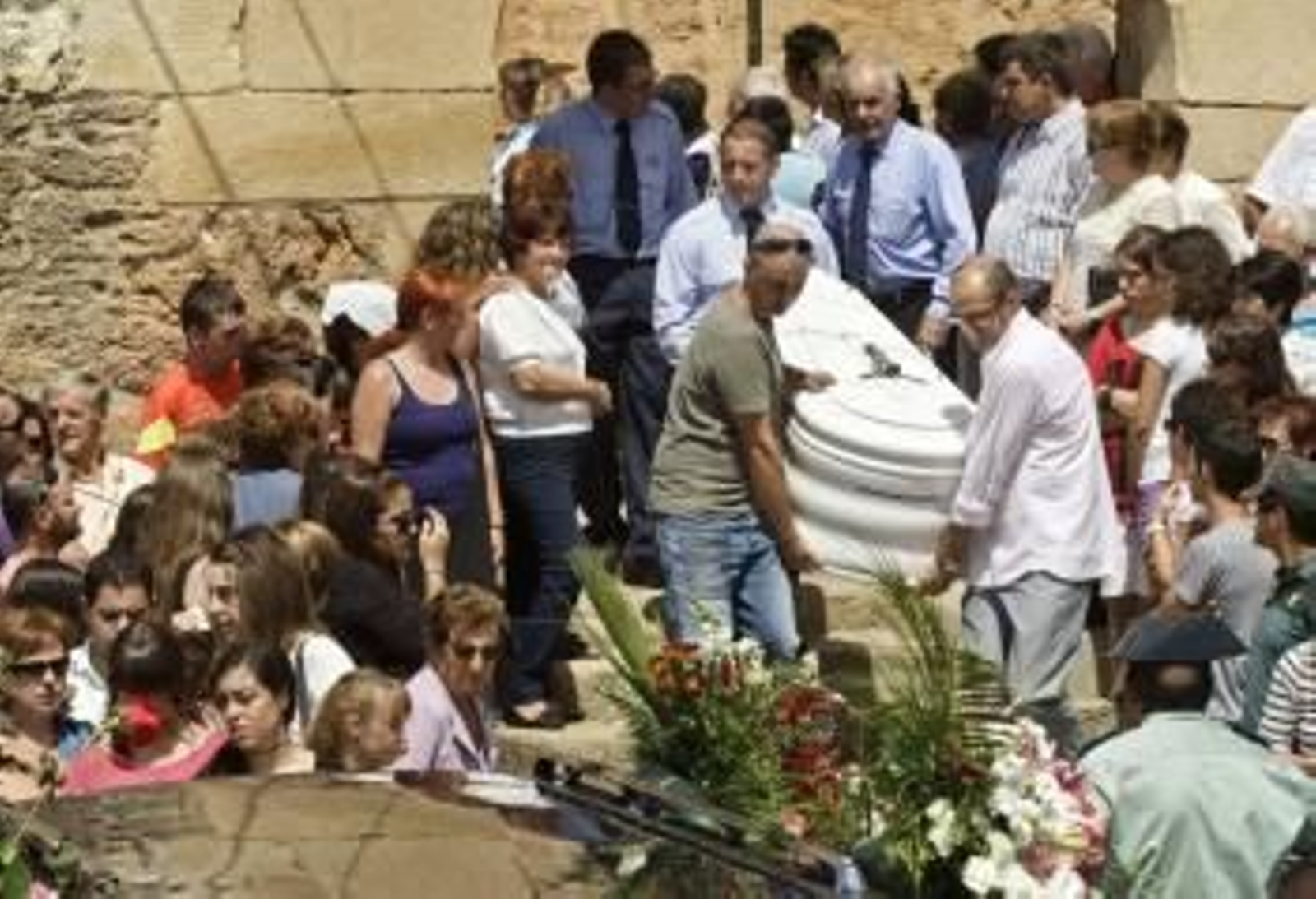 Familiares trasladan uno de los ataúdes. (Foto: SANTO OTERO)