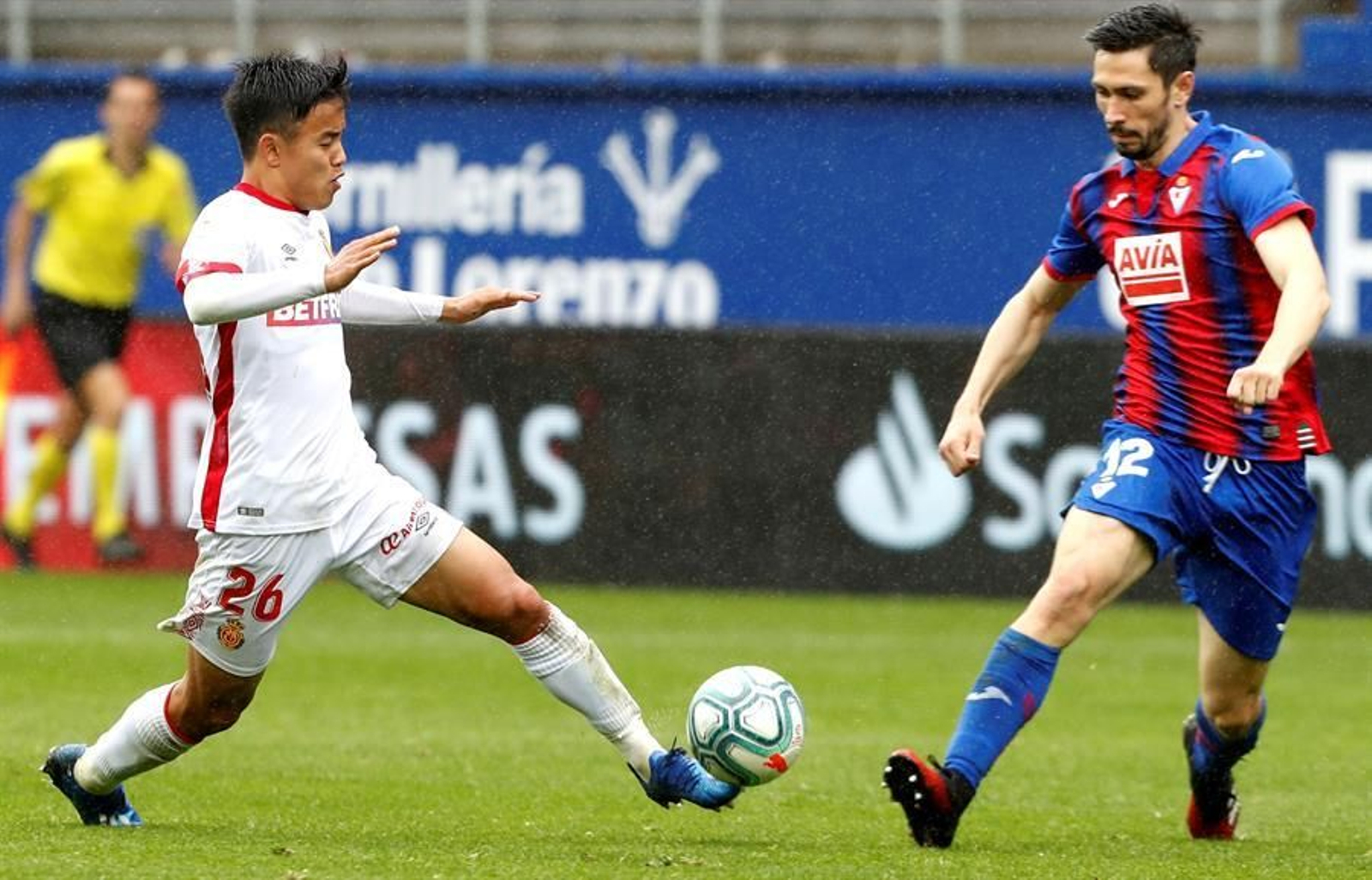 El centrocampista japonés Takefusa Kubo (i) del RCD Mallorca, disputa el balón con el defensor portugués Paulo Oliveira del Eibar (d)
