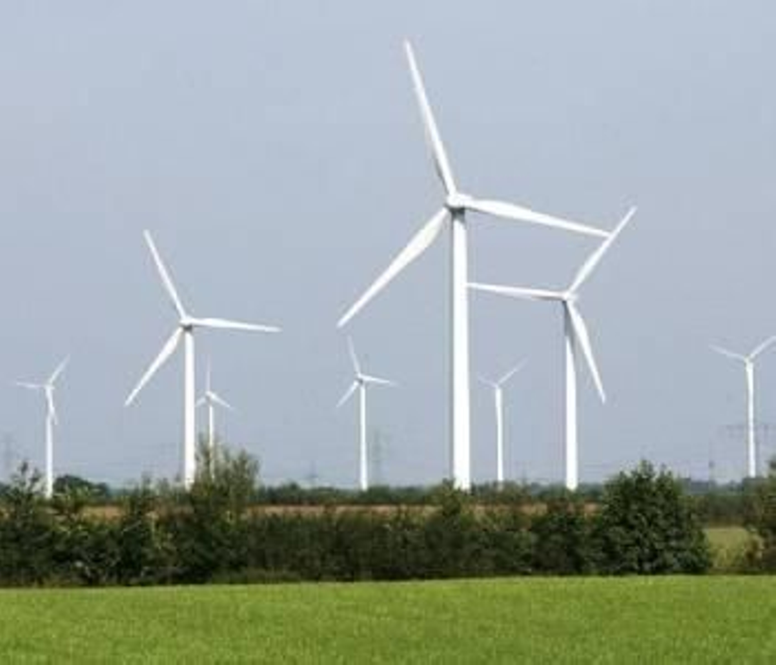 Vista de aerogeneradores en un monte.  (Foto: ARCGIVO)