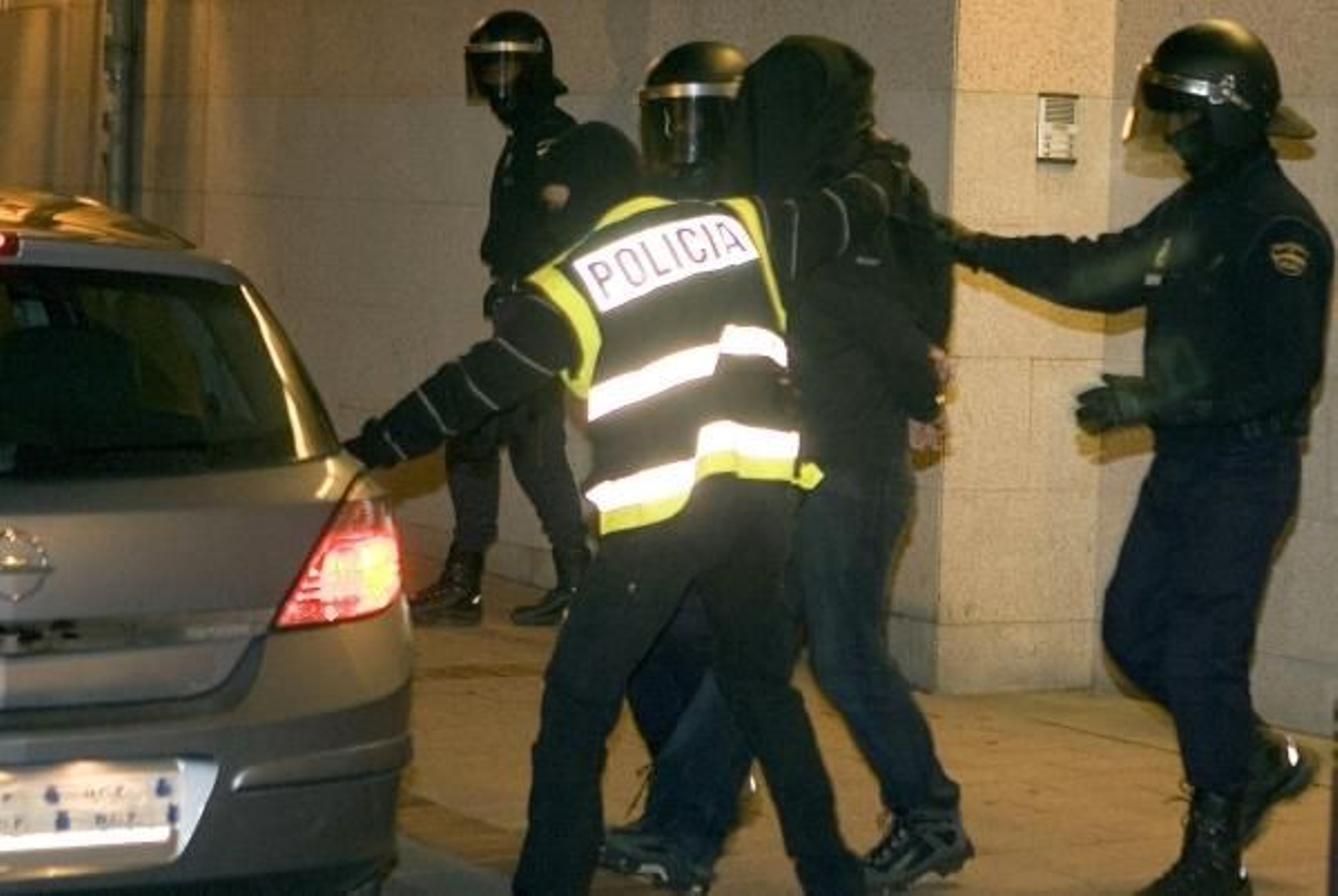 La Policía acompaña a uno de los detenidos por actos de kale borroka.