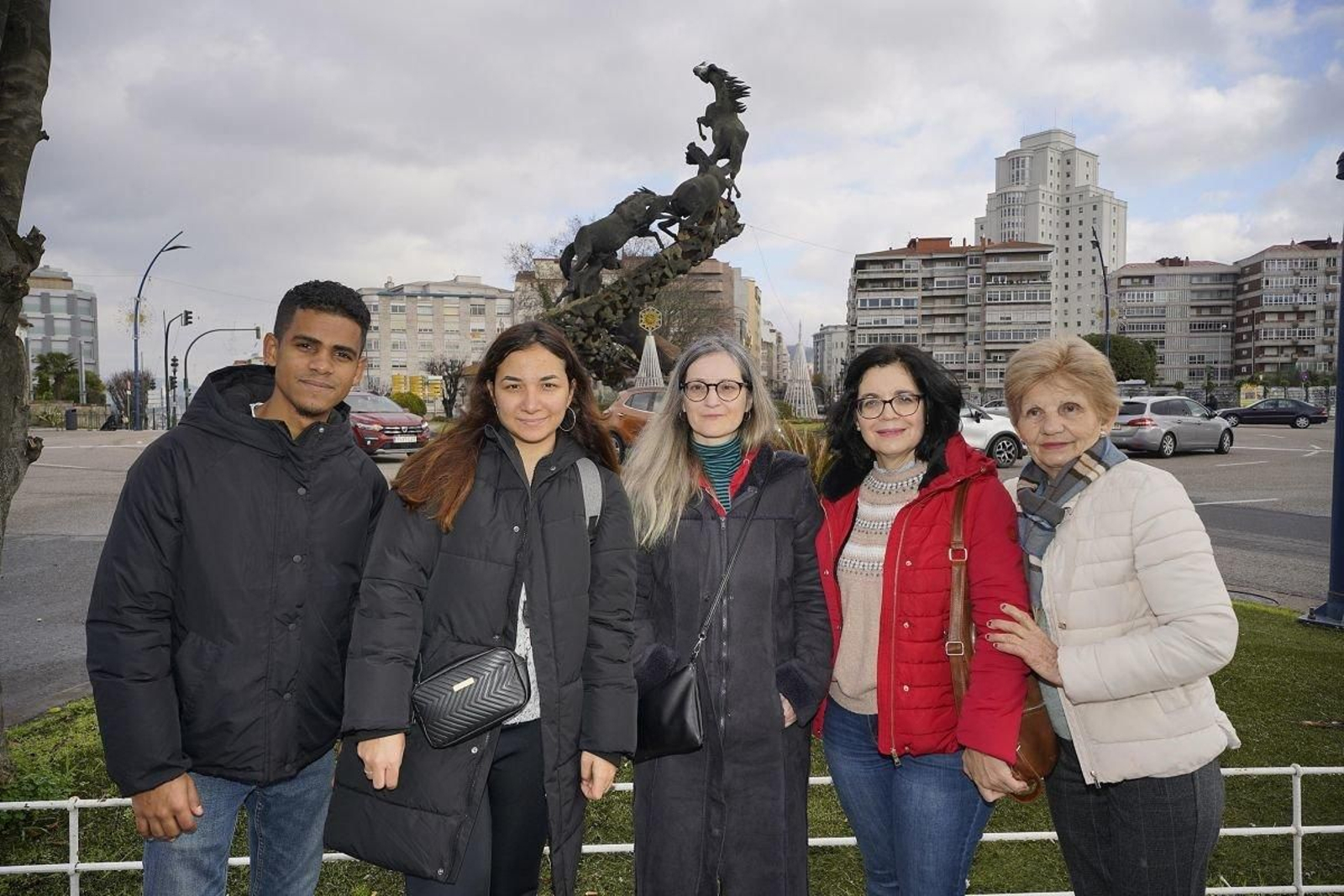 Loidel Hernández, Meilli Telles, Marina Nieto, Yodalaida Prieto y Caridad Cabrera exigen la reposición del bus de las 22.30 de Porriño a Vigo.