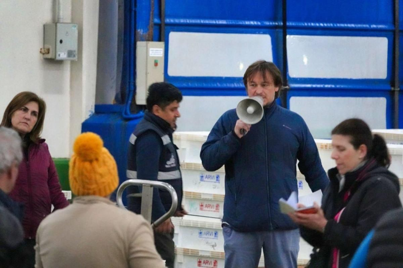 Una de las subastas que se realizan actualmente en la lonja del Berbés, en torno a las seis de la mañana.