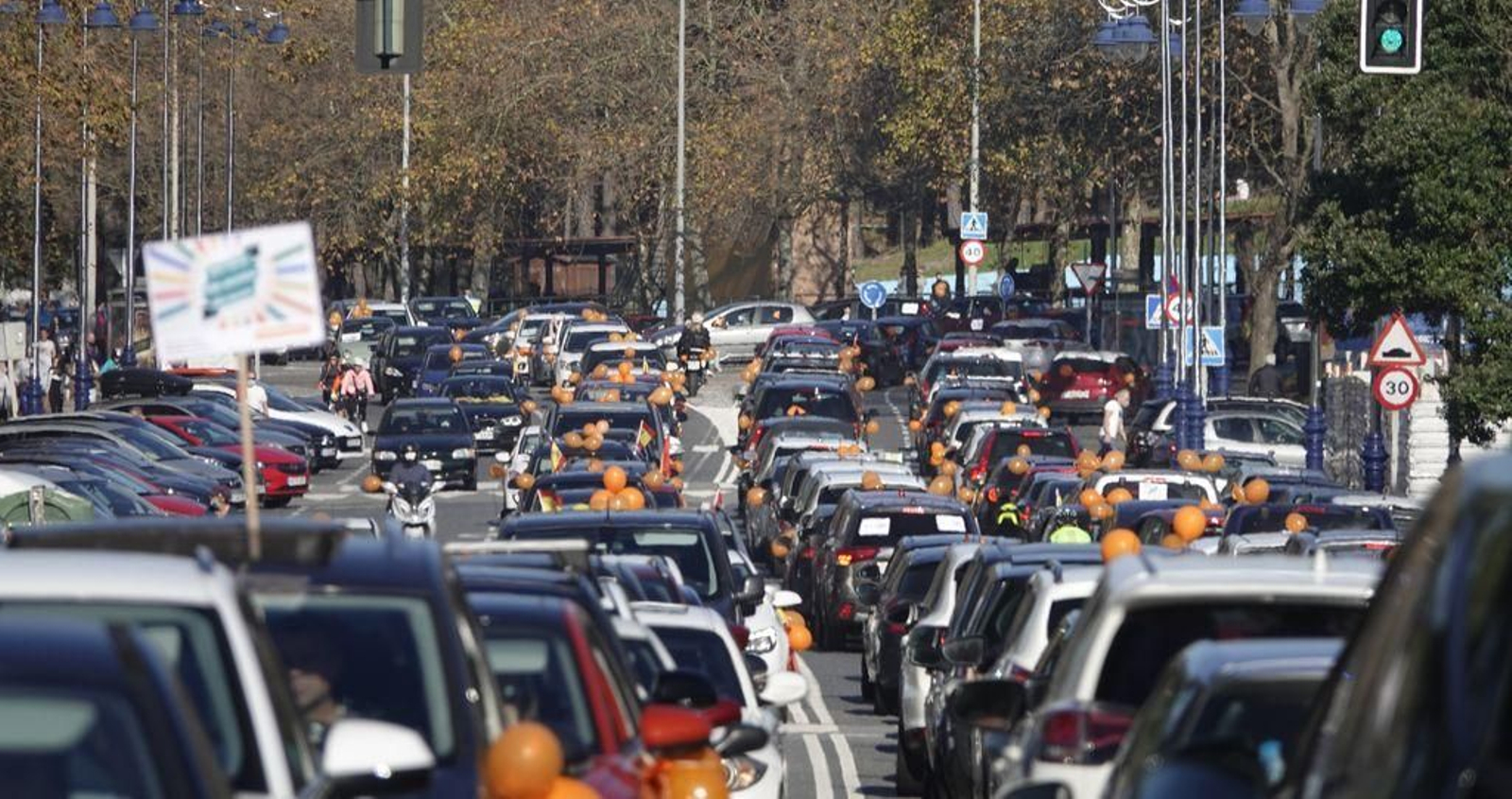 Centenares de coches recorren Vigo en protesta contra la reforma educativa10