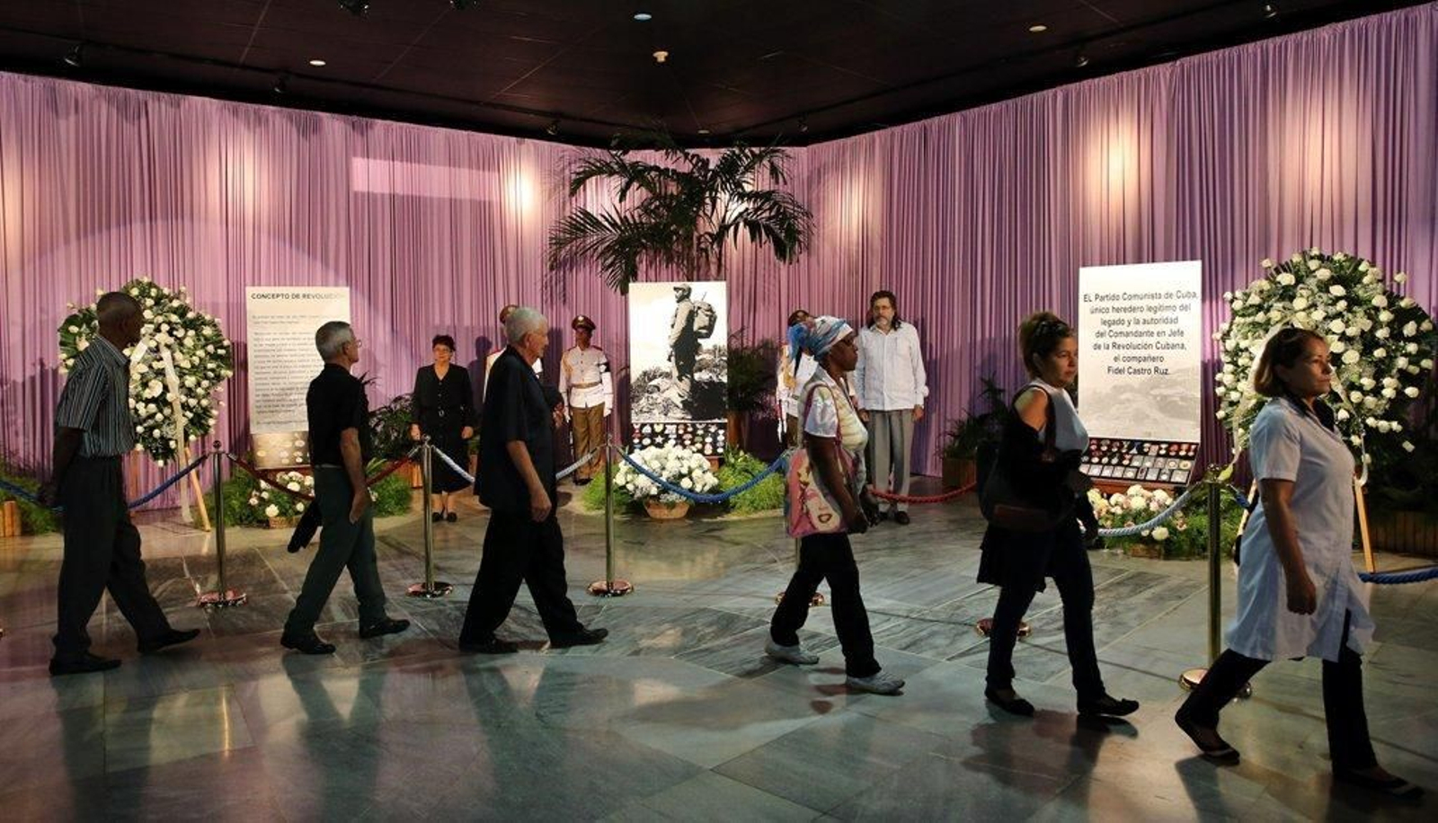 El memorial a José Martí de la Plaza de la Revolución abrió sus puertas para que los cubanos puedan despedirse del expresidente Fidel Castro.