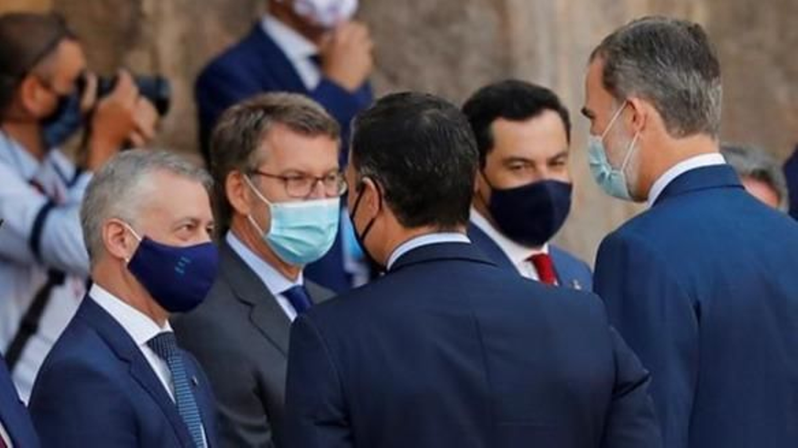 El rey Felipe VI y el presidente del Gobierno, Pedro Sánchez, saludan a los presidentes autonómicos a su llegada al monasterio de San Millán de Yuso, en San Millán de la Cogolla