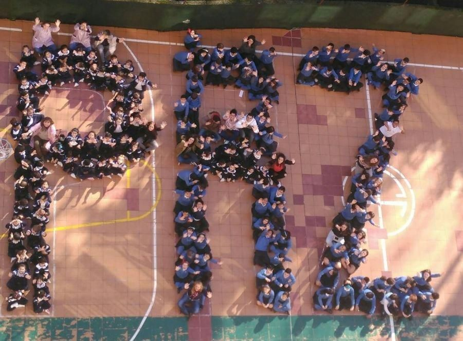 Los alumnos en la celebración del Día de la Paz.