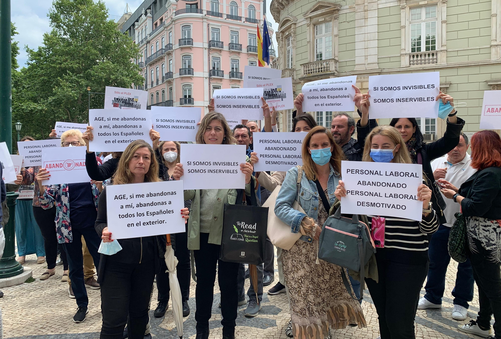 Una treintena de trabajadores de la Embajada y otras instituciones públicas españolas en Portugal se concentraron en Lisboa para reivindicar unas condiciones de trabajo y de salario dignas acordes al nivel de vida de Portugal tras trece años de congelación salarial. EFE/ Brian Bujalance