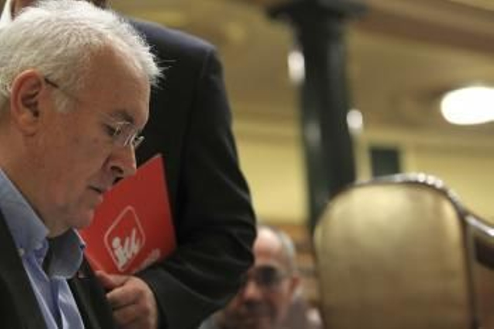 El coordinador federal de IU, Cayo Lara (i), durante la sesión de control al Gobierno.