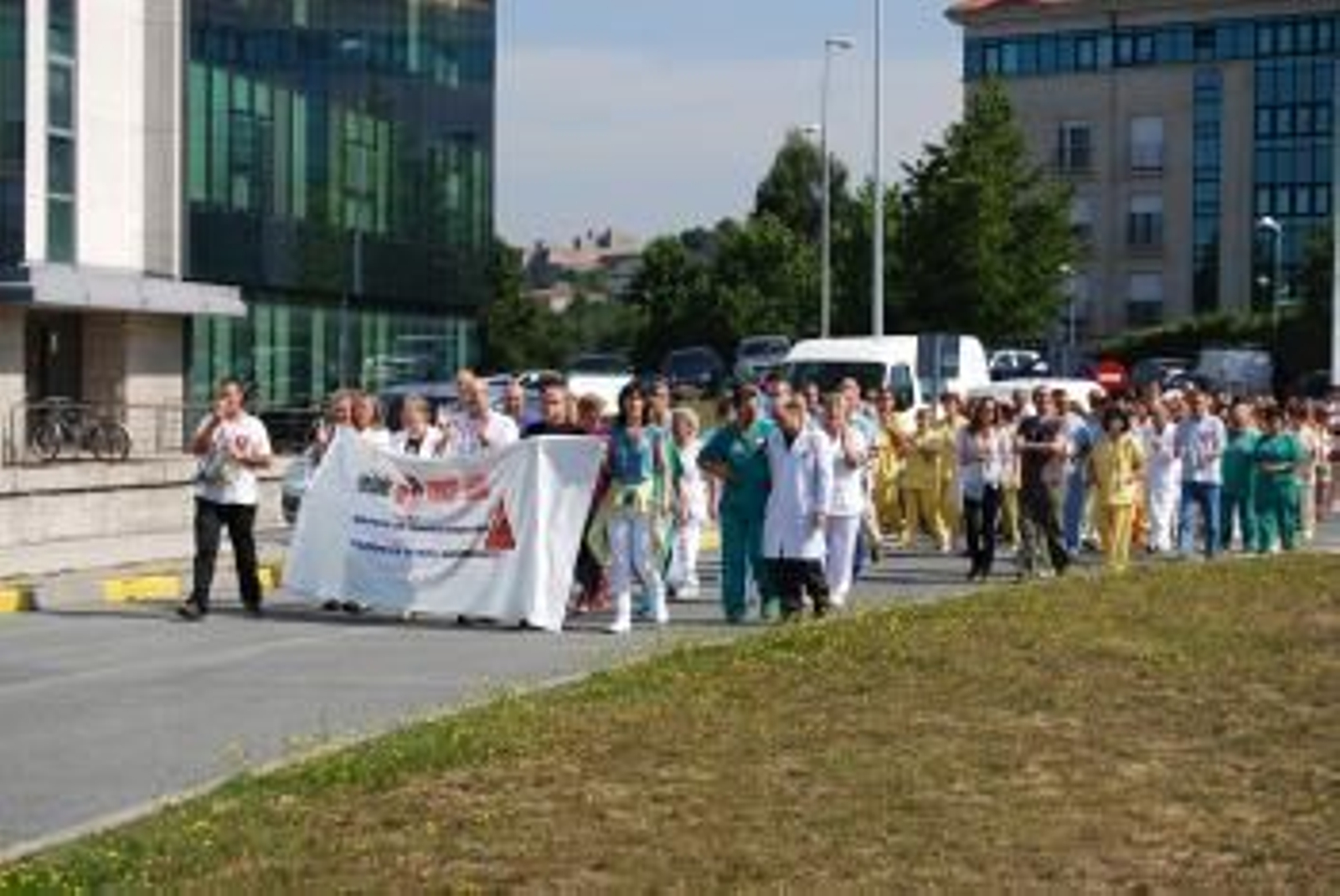 Protesta contra los recortes delante del Hospital Clínico en Santiago.