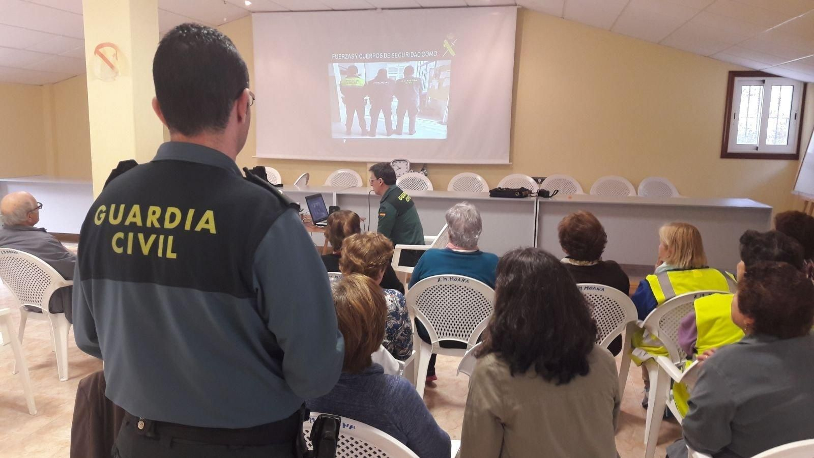 Charla impartida por el Instituto Armado en el local de la Comunidad de Montes de Brouellón, en Moaña.