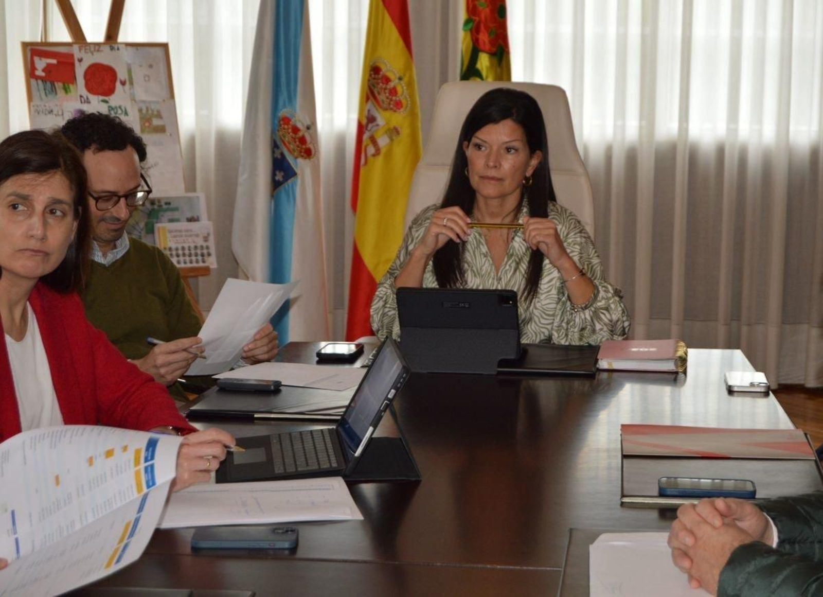 Margarita Ardao (Iz), y Nidia Arévalño (c), ayer durante la reunión en  la sala de plenos de, Concello de Mos.