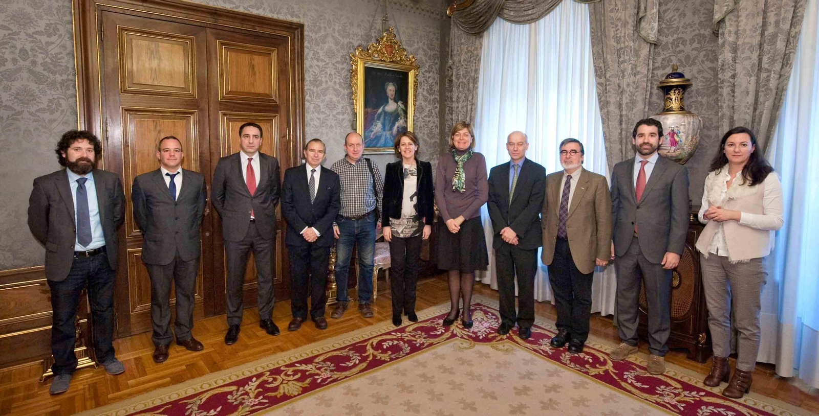 La Presidenta Barcina, en el centro, con los miembros de la delegación danesa