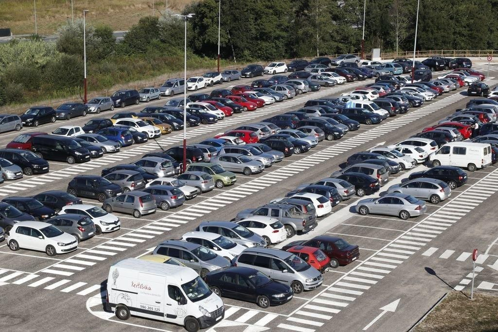 El párking gratuito municipal construido junto al Hospital Álvaro Cunqueiro.