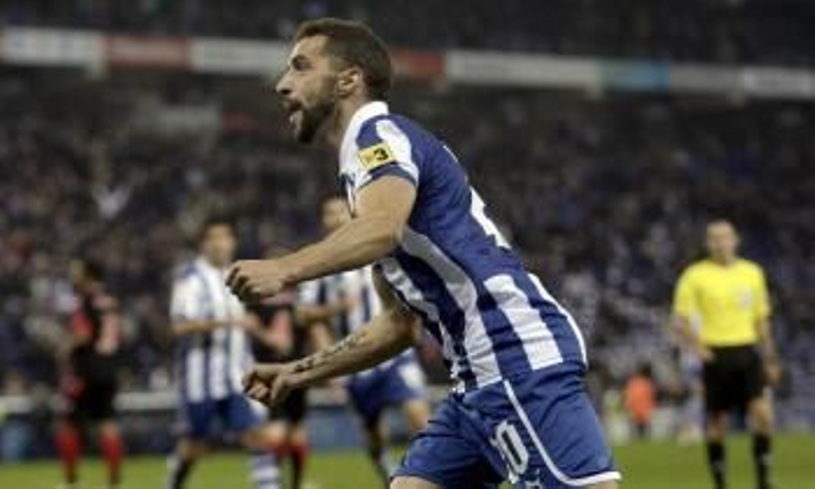 Simao celebra el gol que abrió el camino de la victoria para el Espanyol ante el Deportivo.