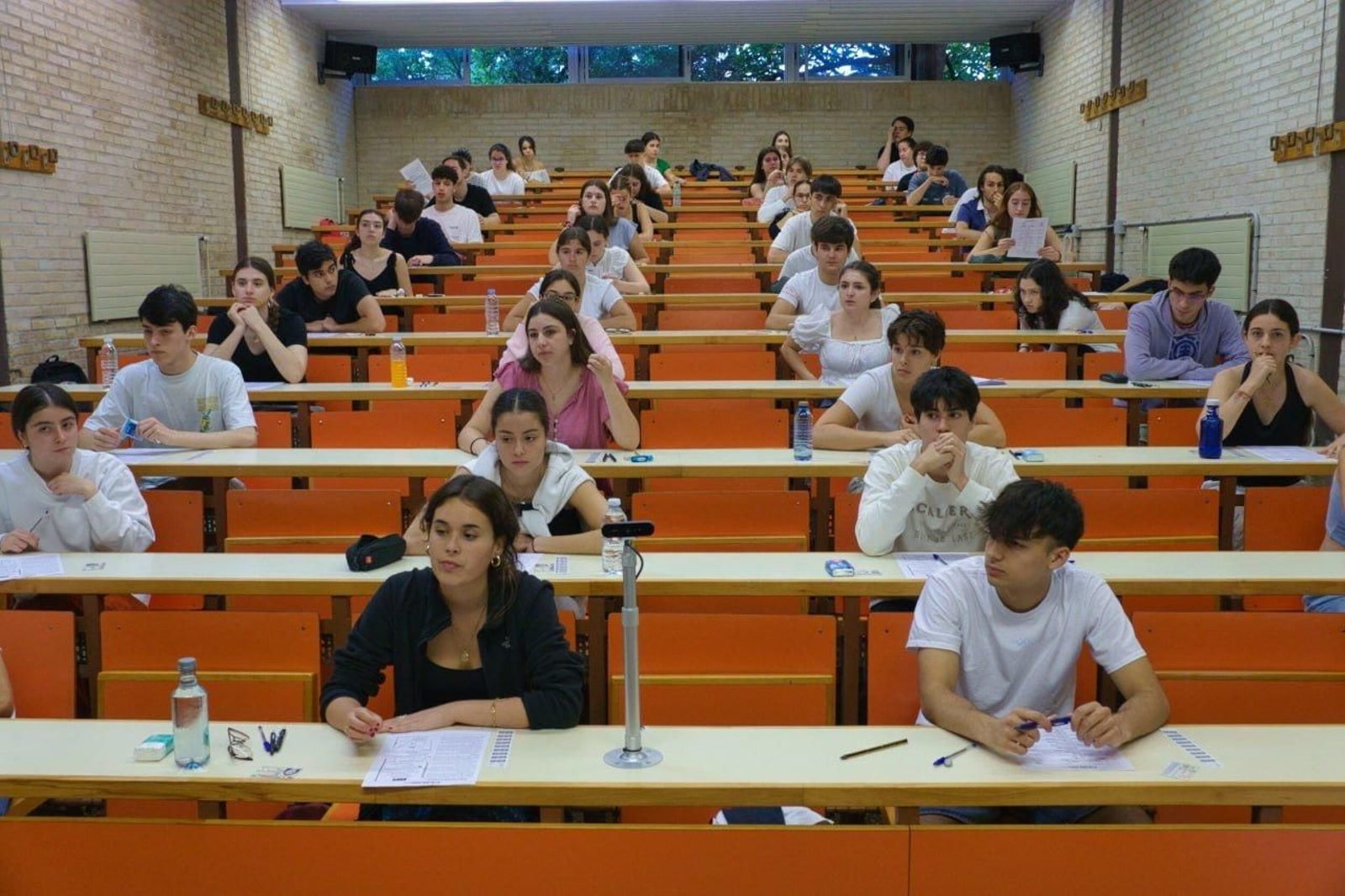 Una clase repleta de estudiantes que prepararon la EBAU.