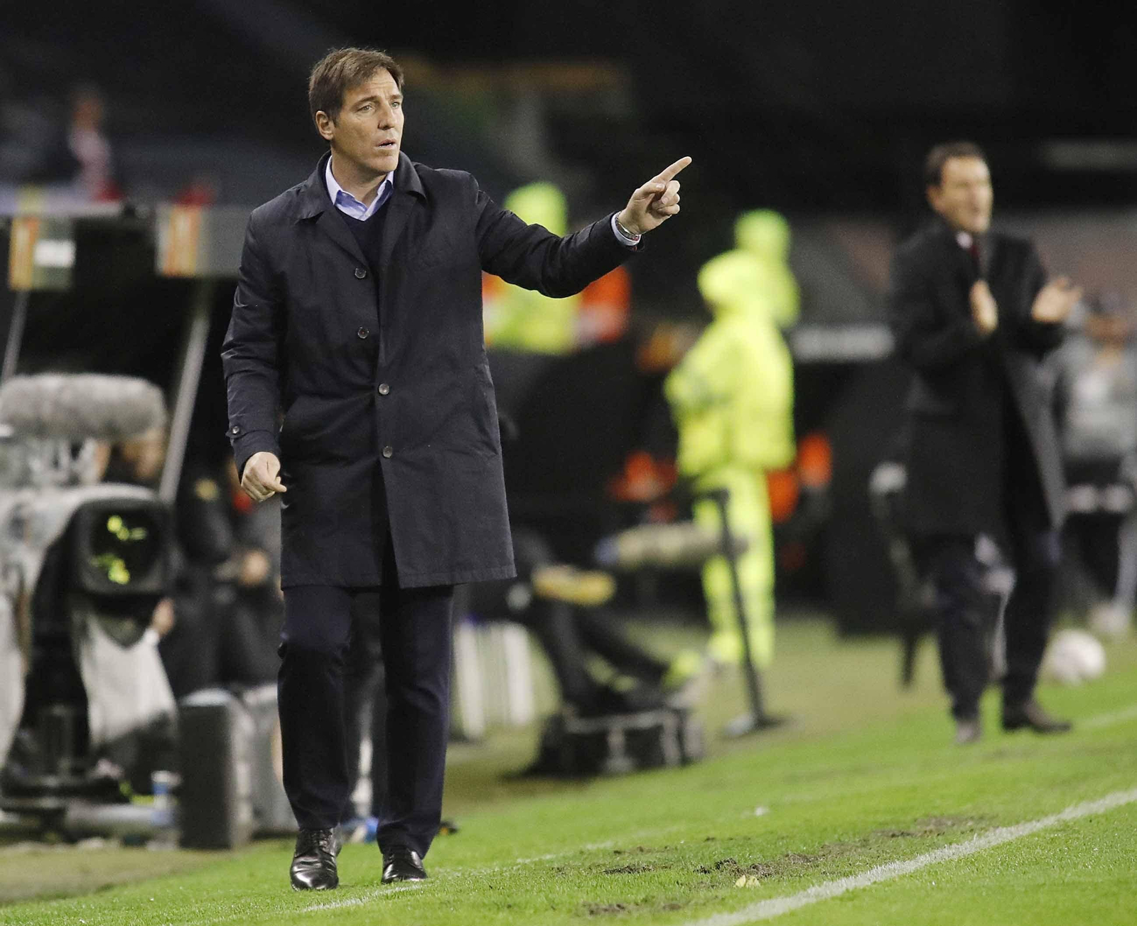 Eduardo Berizzo, entrenador del Celta, da instrucciones ayer en Balaídos bajo la lluvia.