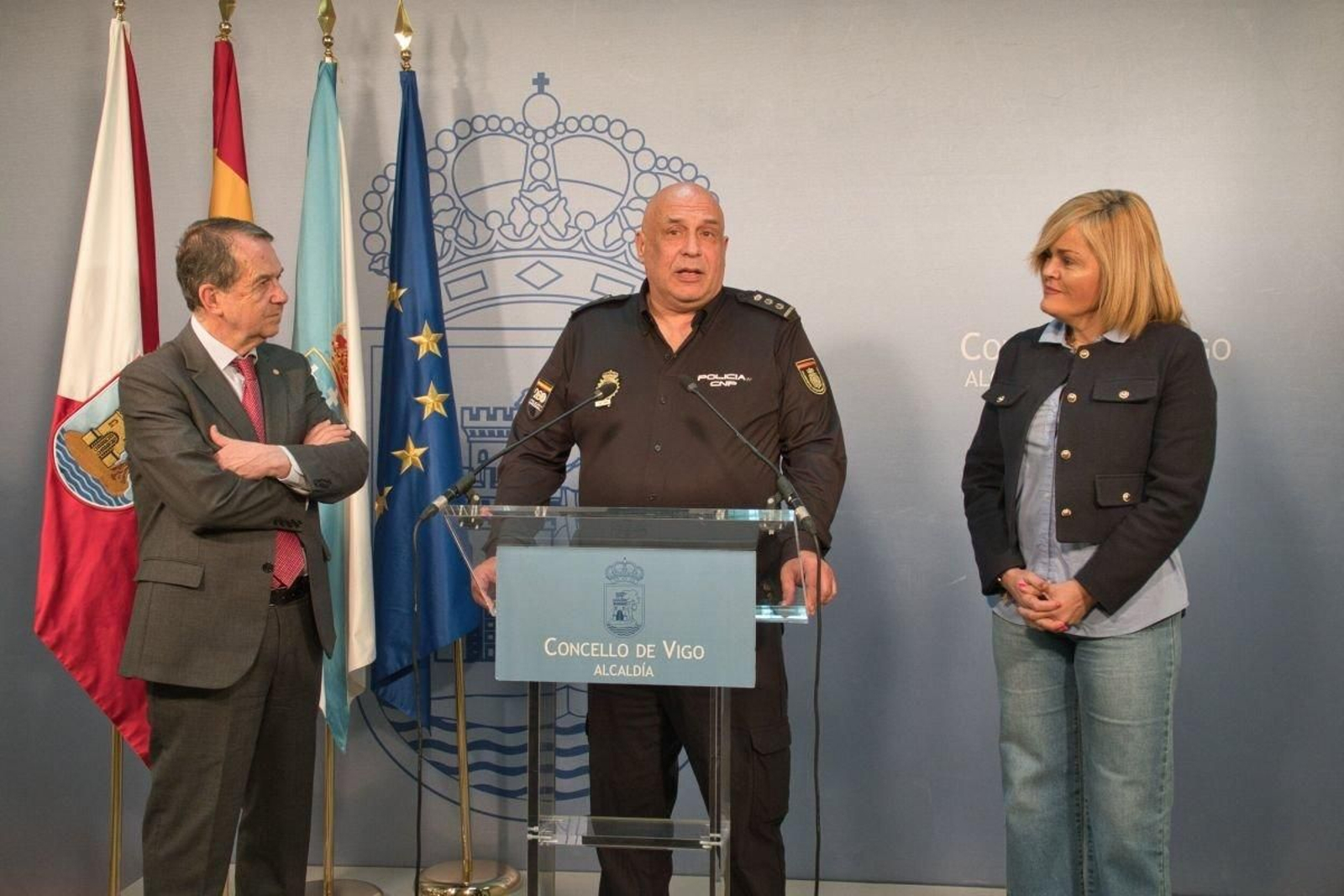El comisario jefe Ramiro Gómez con Abel Caballero y Digna Rivas en el Concello.