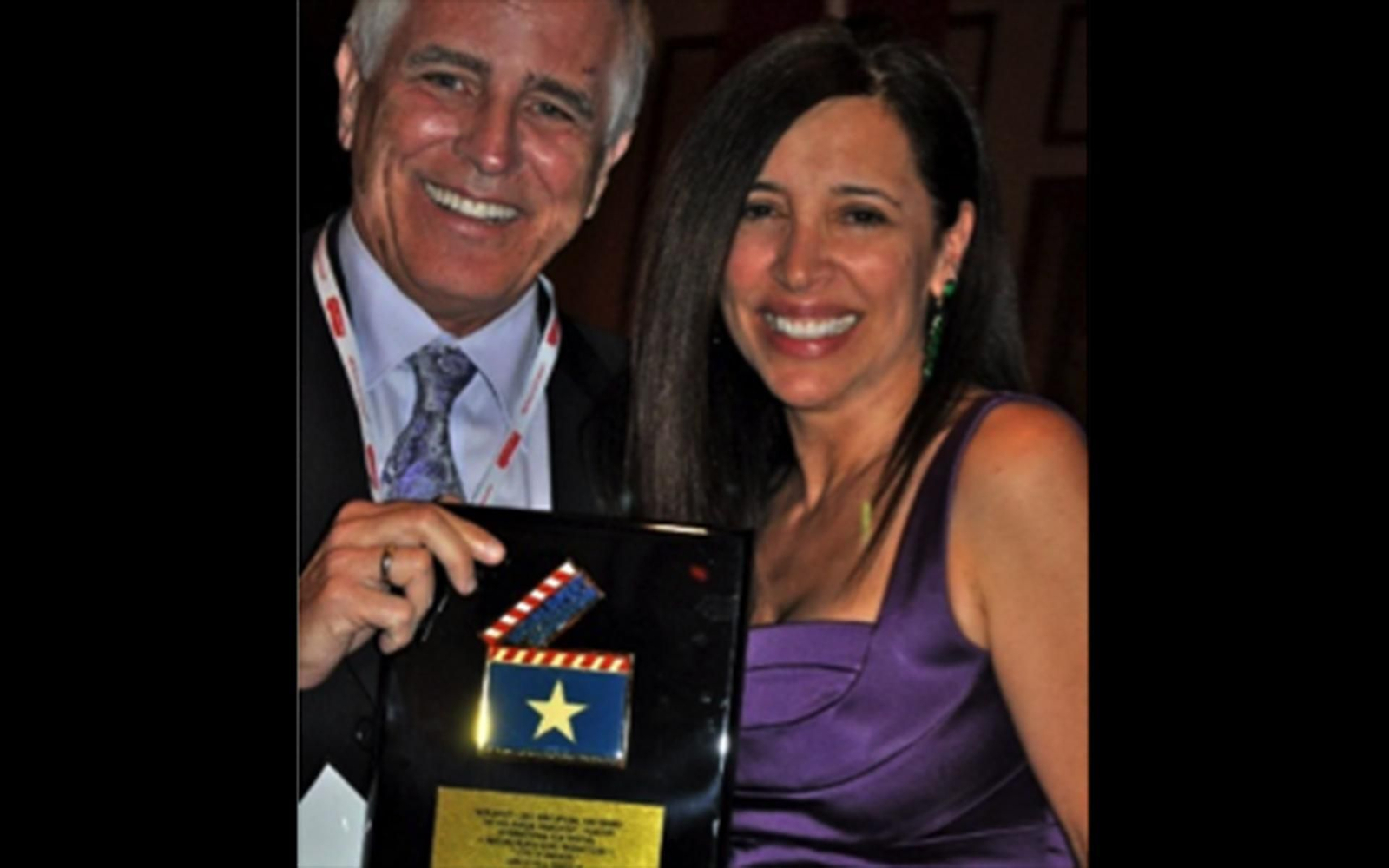 Camilo Vila Jr. recibiendo la placa como mejor director en el WorldFest-Houston Intenacional Film Festival