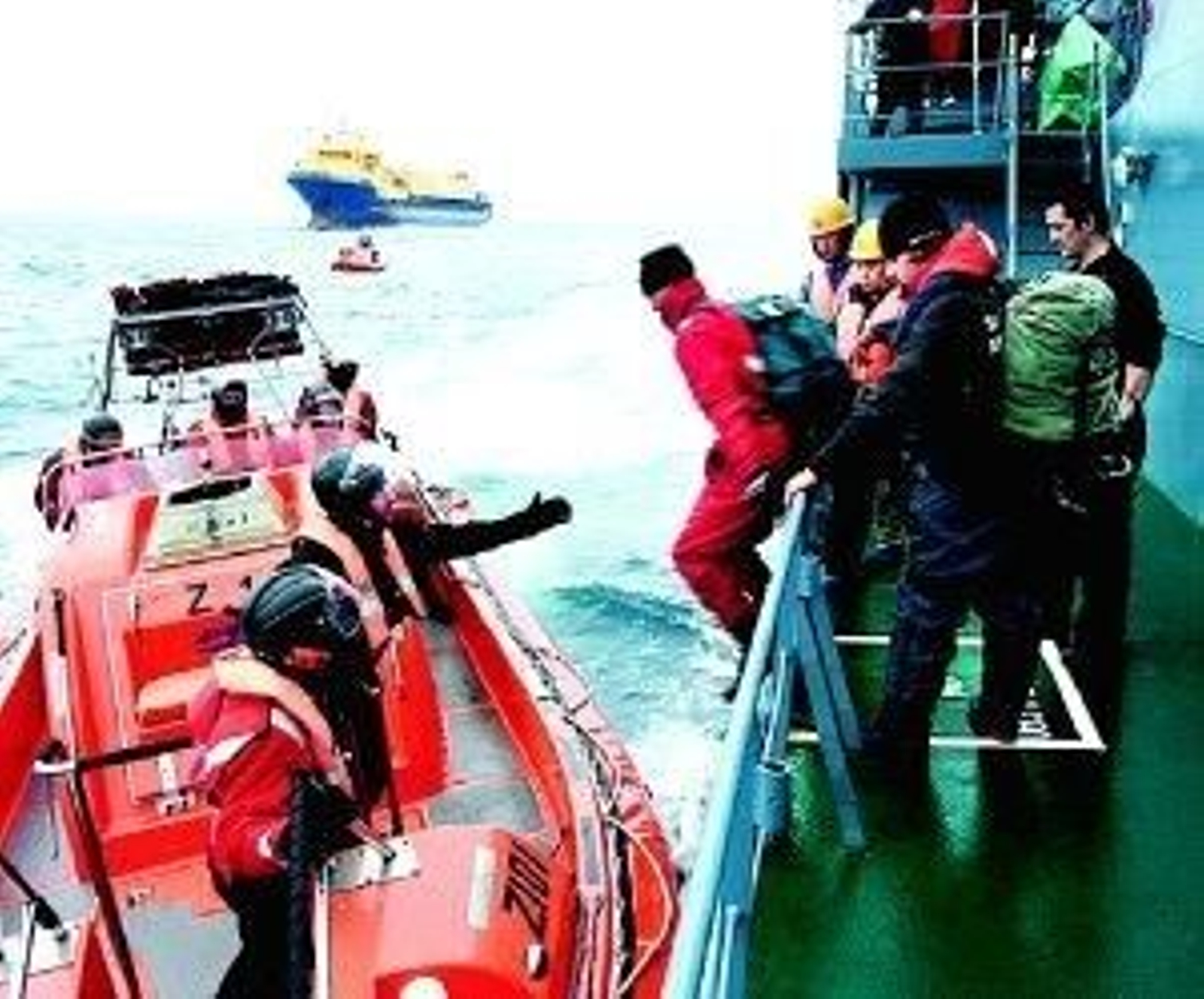 Manifestantes son retenidos en ballenero