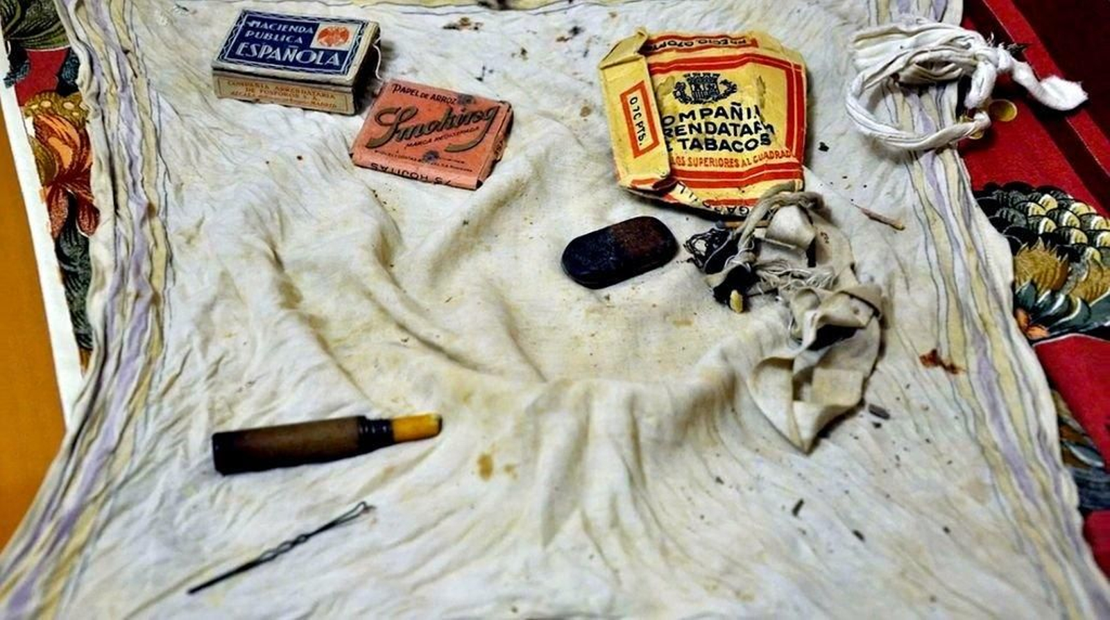 Algunos de los objetos cotidianos de españoles tras la Guerra Civil que se exhiben en la muestra.