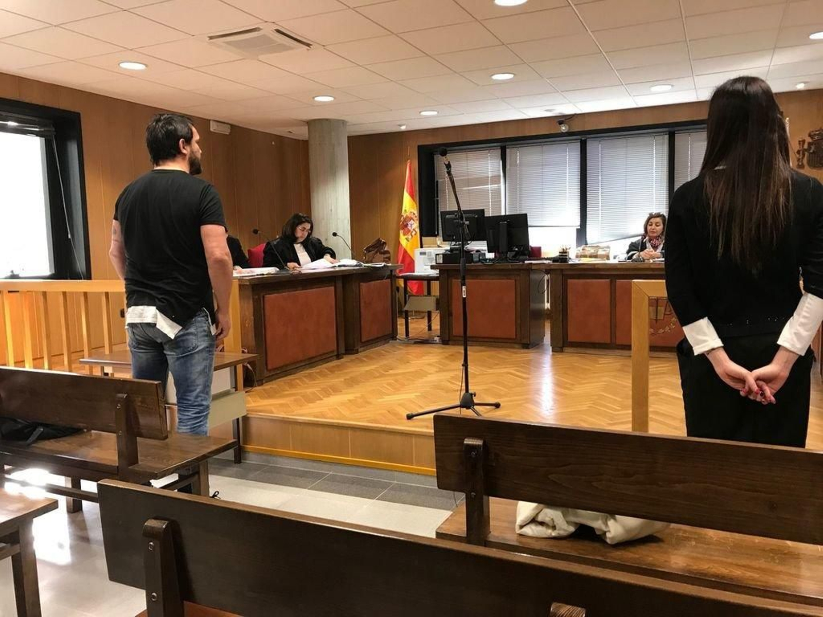 Los dos acusados y perjudicados, ayer en el juicio.