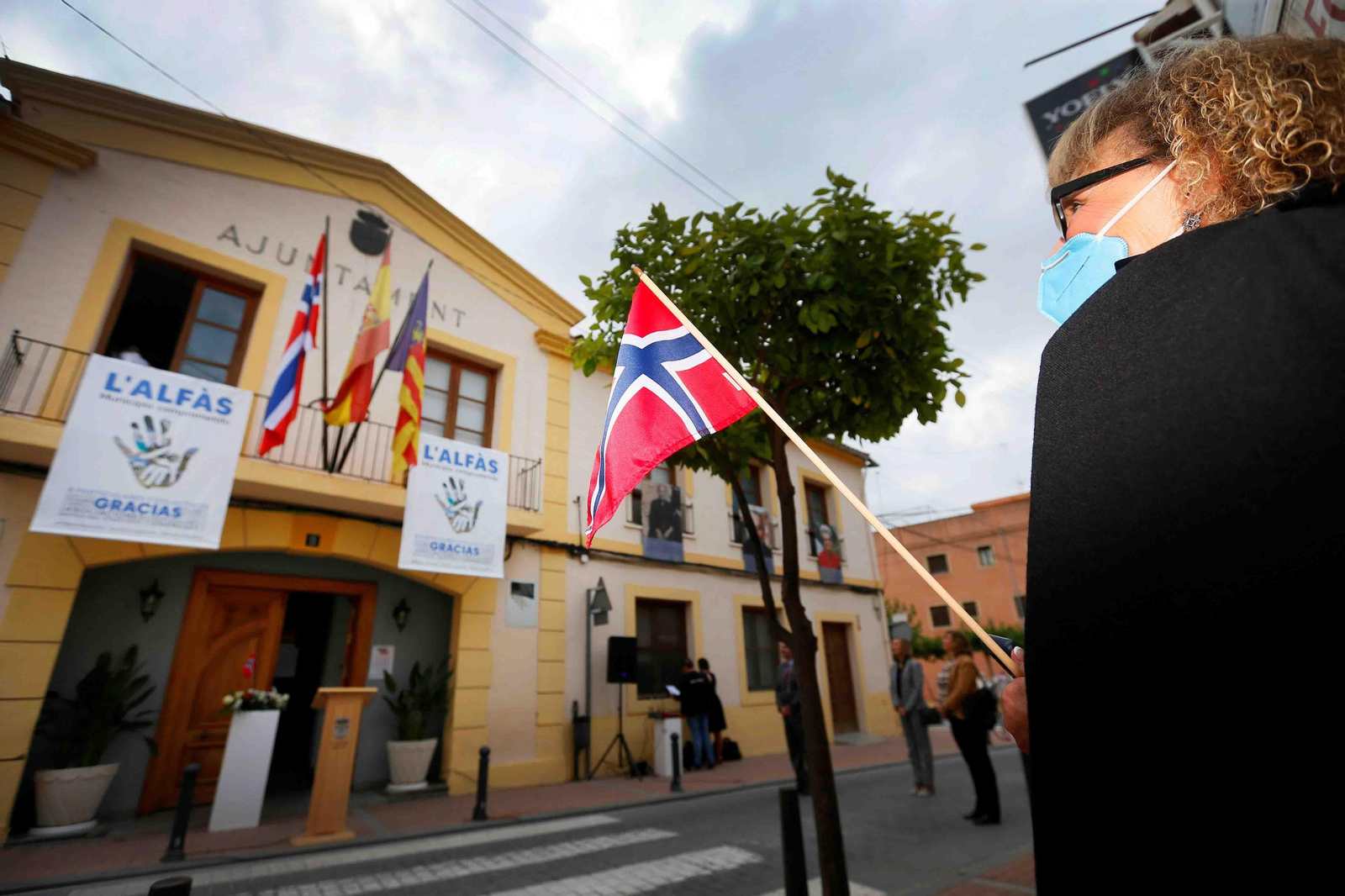 Acto de izado de bandera celebrado en el ayuntamiento de Alfaz por el día nacional de Noruega. EFE/Manuel Lorenzo