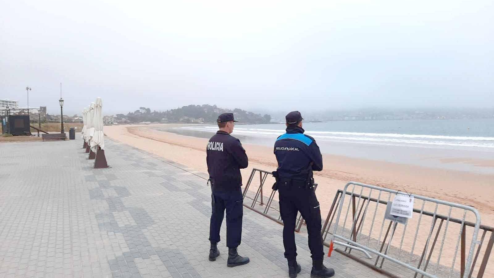 La playa de Panxón, ayer a las 21 horas, vacía y sin las hogueras de la noche de San Xoán.