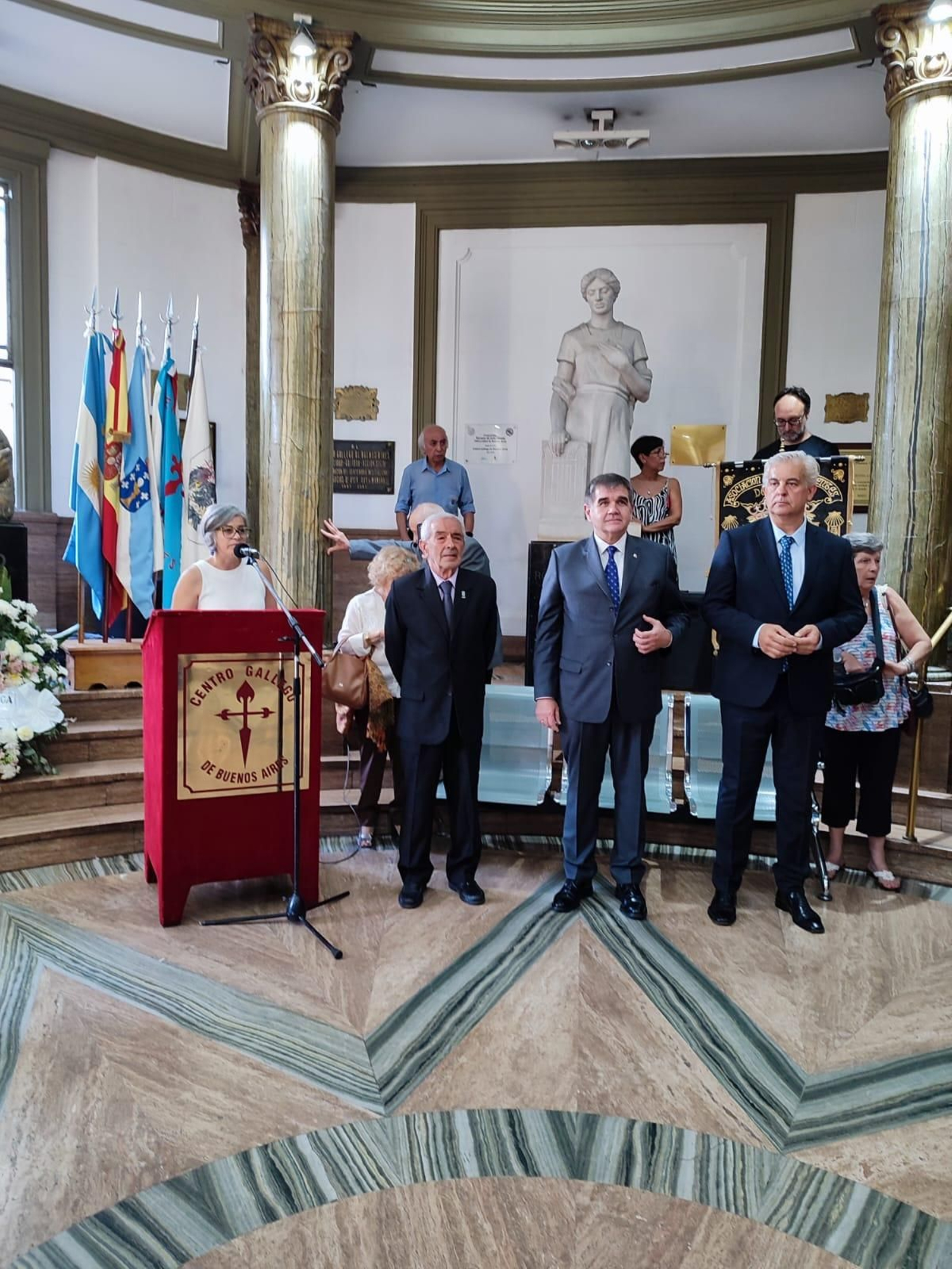 En la imagen, el presidente del Centro Gallego, el Embajador de España en Argentina y el delegado de la Xunta.
