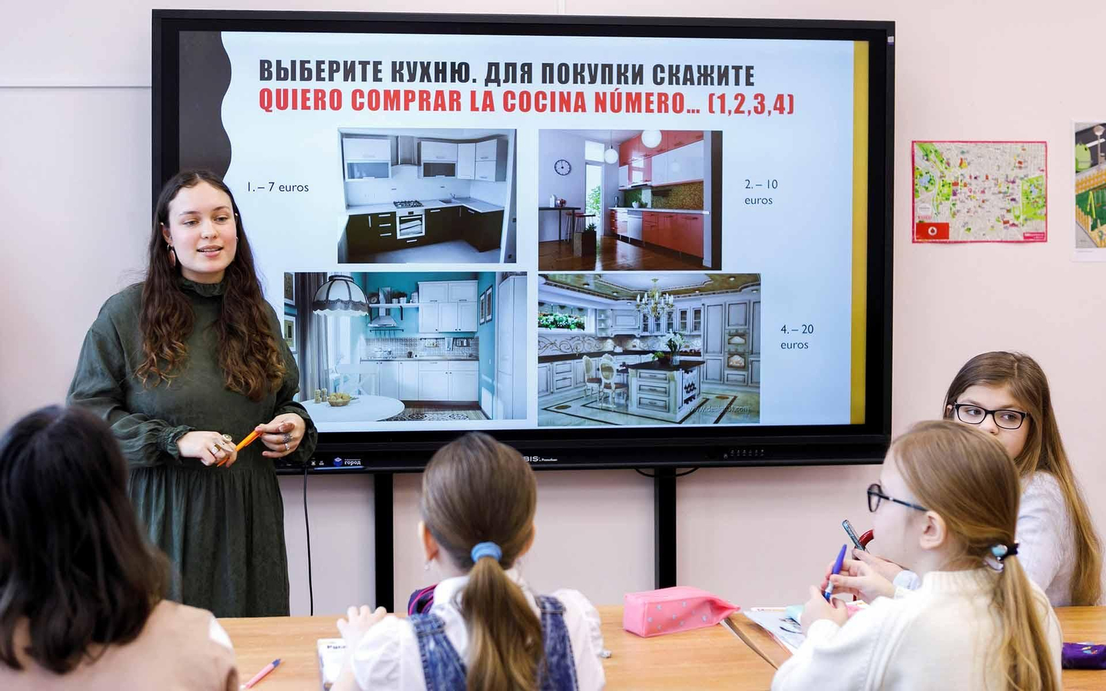 El español está de moda en Rusia. En los últimos años se ha triplicado el número de estudiantes de la lengua de Cervantes en la educación pública, donde ahora es obligatorio estudiar un segundo idioma, además del inglés. En la imagen, estudiantes de español junto a su maestra en la Escuela 1250 de Moscú. EFE/Escuela Digital de Moscú y la Escuela 1250 de Moscú