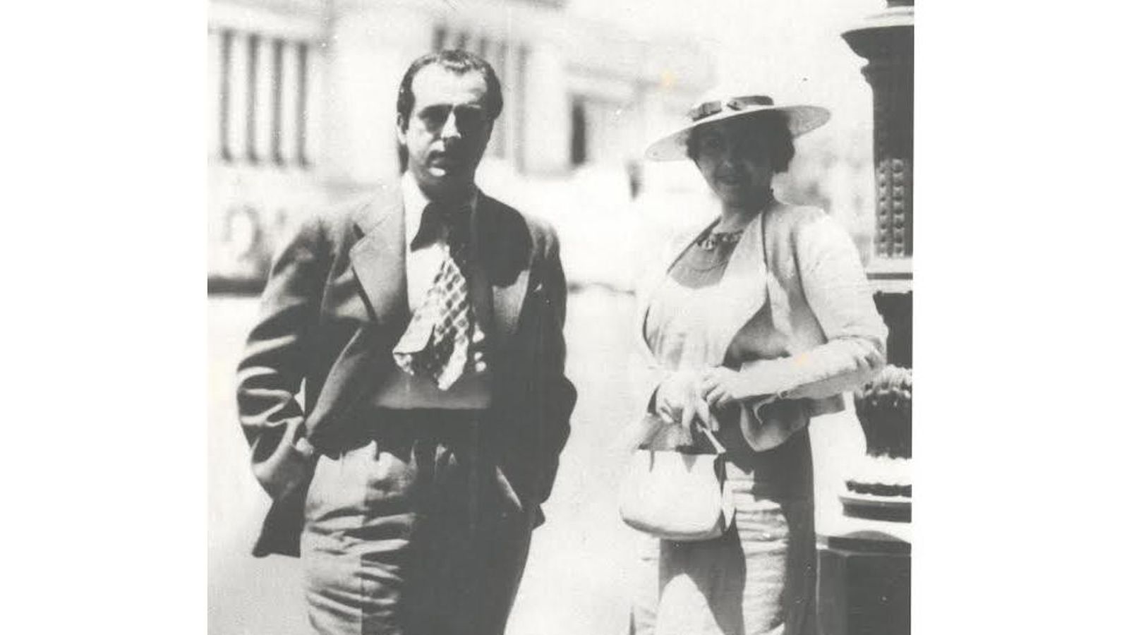 Foto de Alberti y su esposa en la esquina del Hotel Saratoga en 1930 (foto Jim Freiheittown)