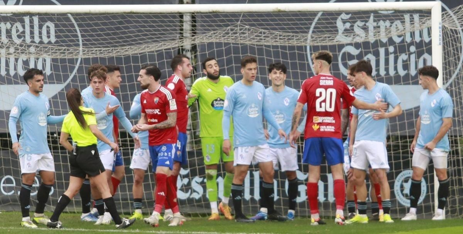 Los tumultos en el área del equipo local se sucedieron en cada acción a balón parado visitante, como la que terminó en la roja de Martín Conde.