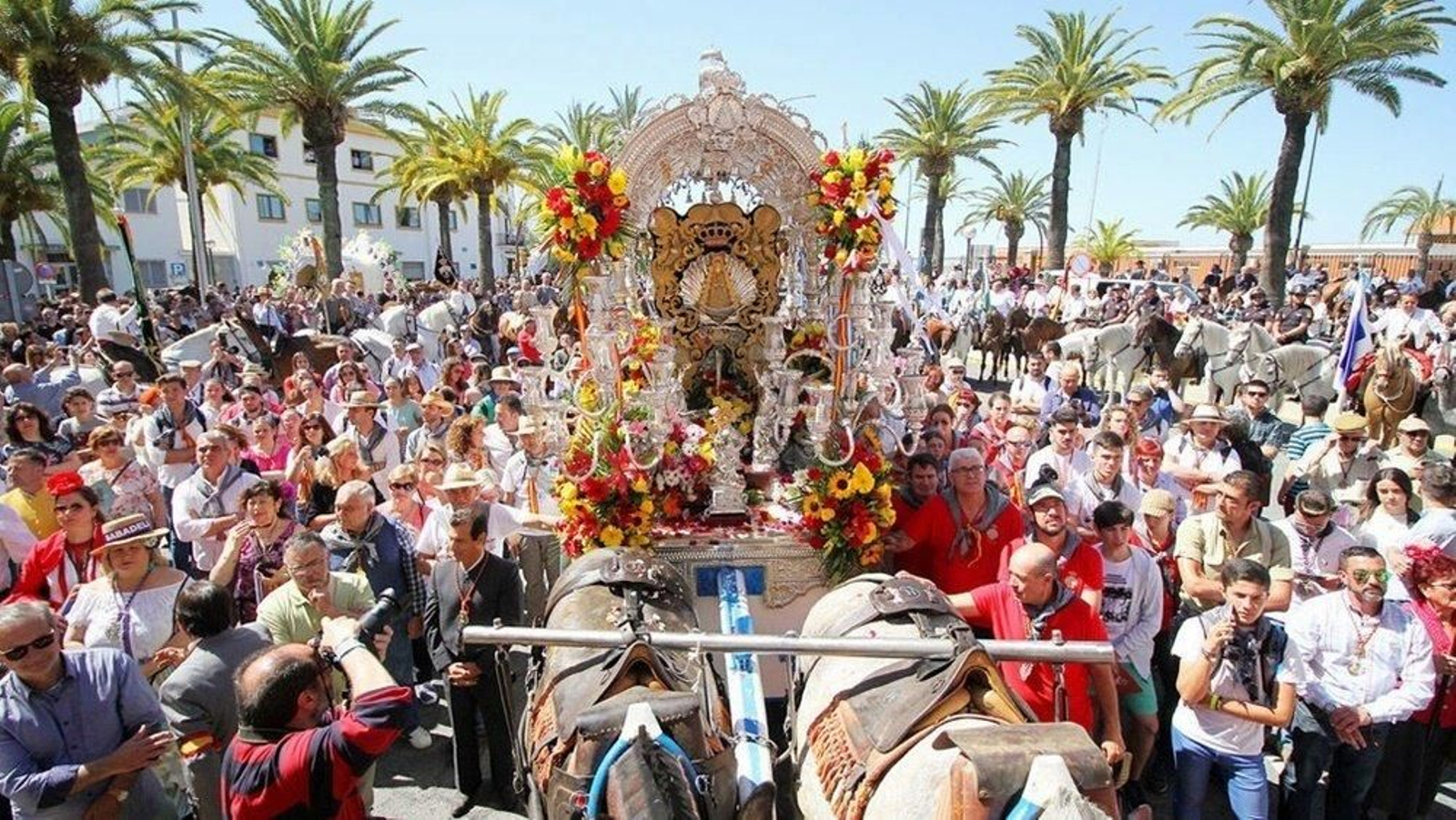 Imagen de la Hermandad de Emigrantes, a su entrada en el Rocio. Fuente: Huelva Hoy