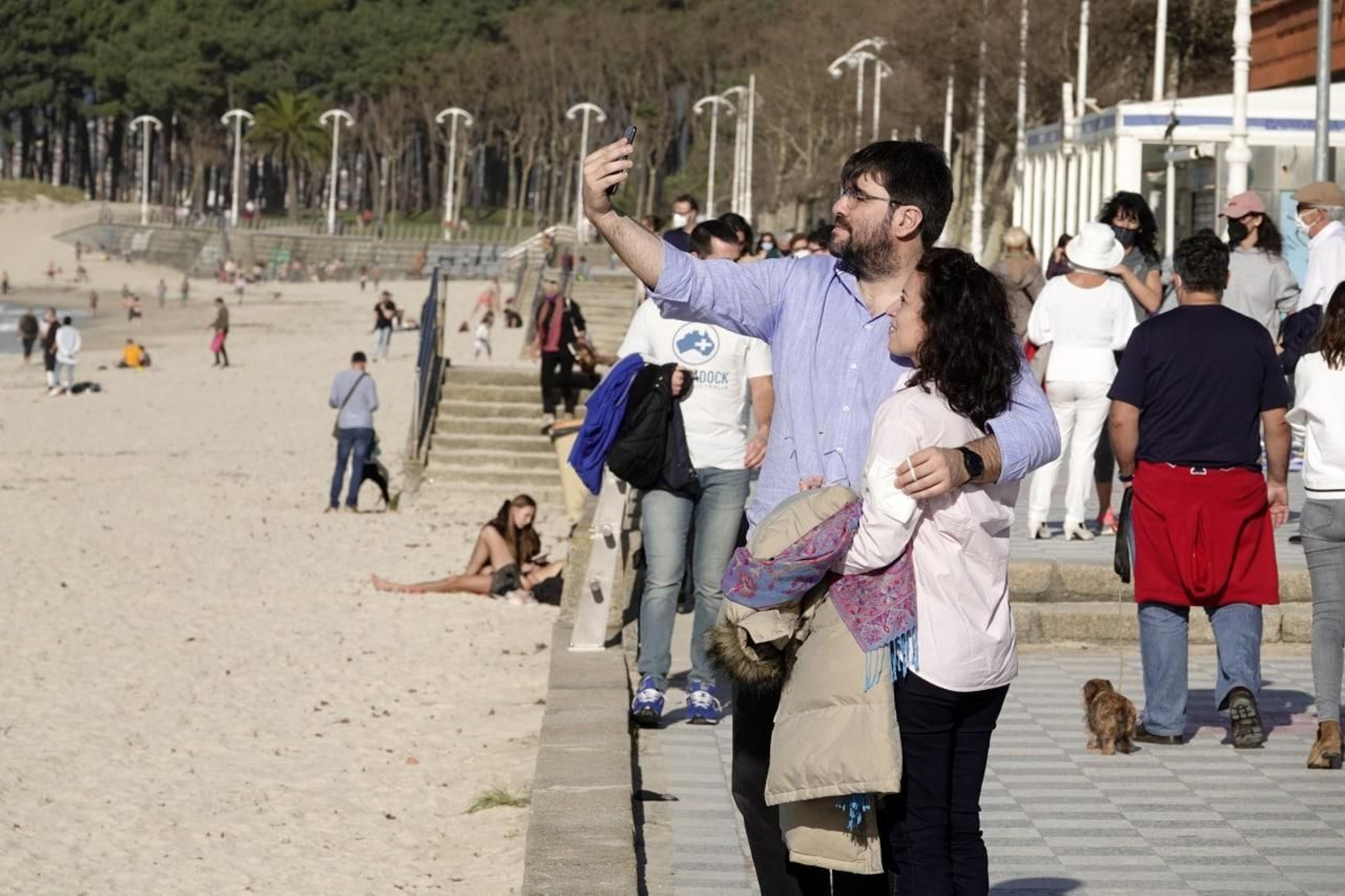 Fin de año con tiempo de verano en Vigo. Playa de Samil. // Vicente Alonso