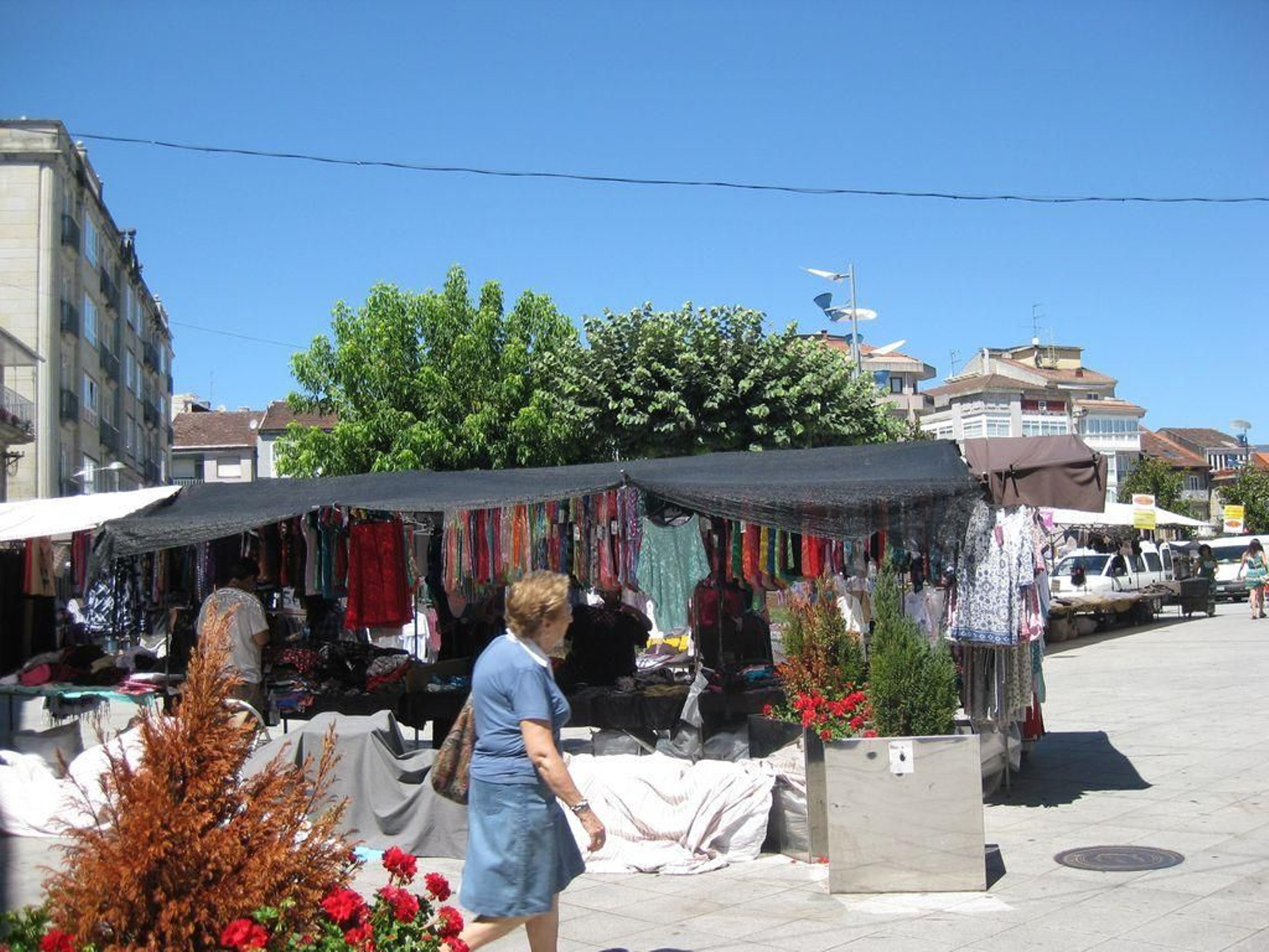 Uno de los puestos de venta de productos agrícolas, ayer en el Plaza de Bugallal de Ponteareas