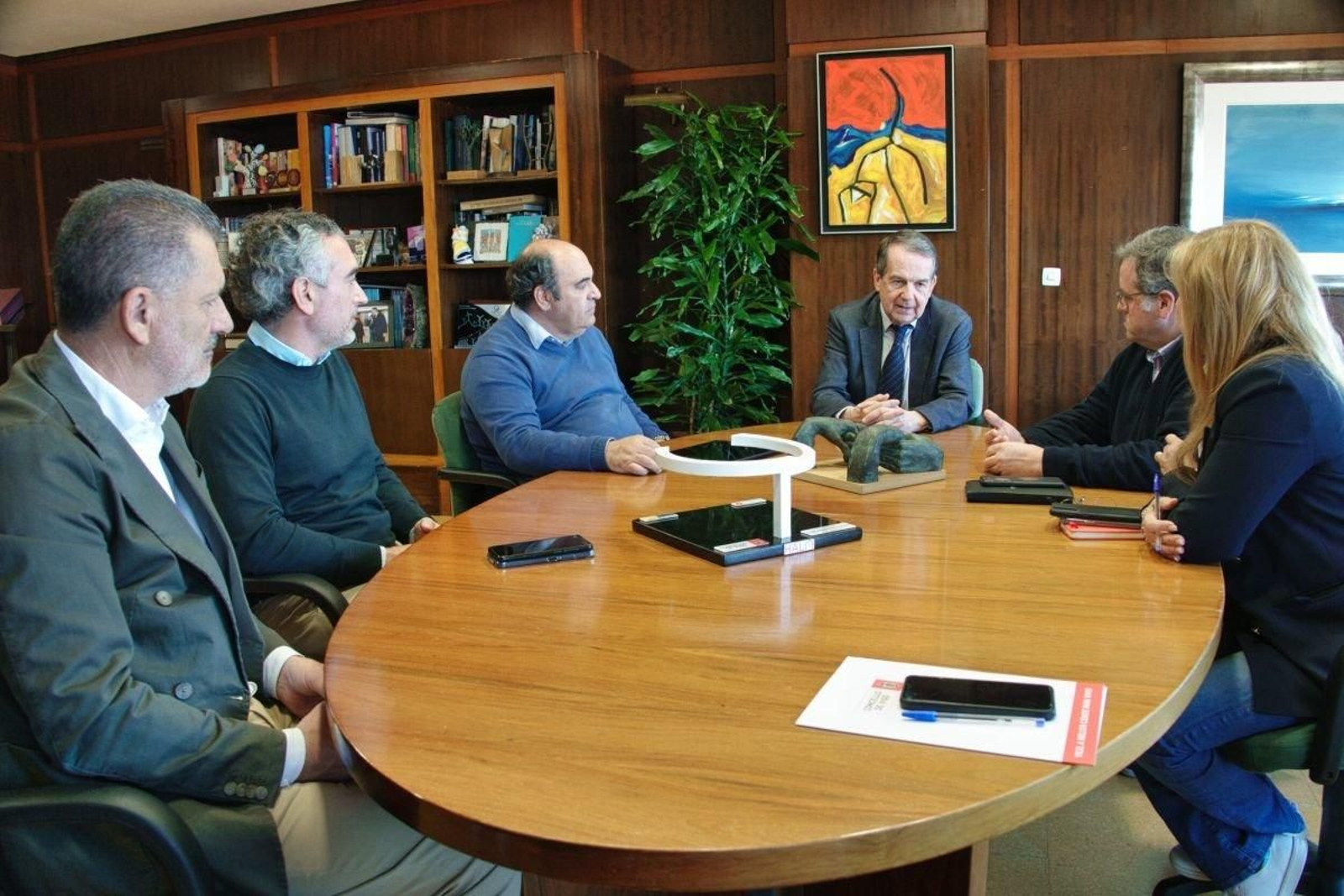 El alcalde Abel Caballero y los concejales Javier Pardo, María Lago y Ángel Rivas se reunieron ayer con los organizadores de las fiestas del Cristo de Bouzas.