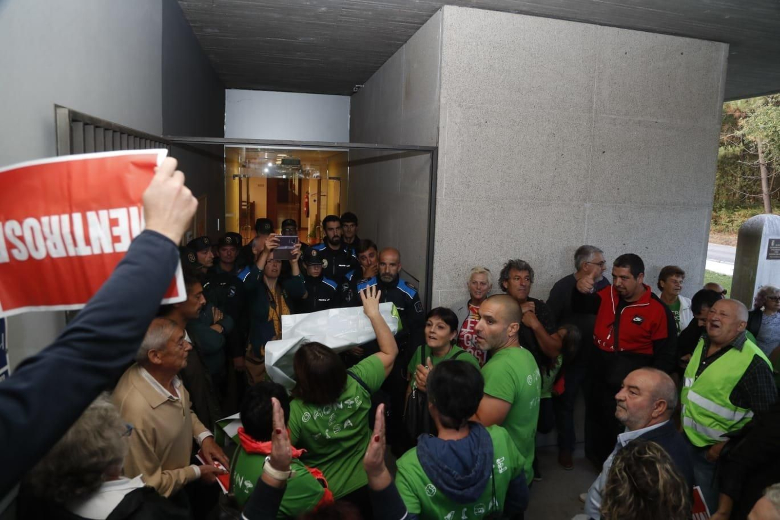 Incidentes en Mos por la ciudad deportiva del Celta // JV Landín