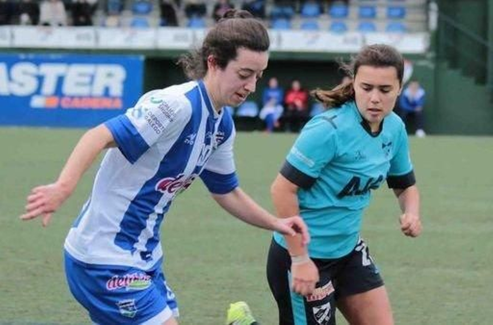 Lara, del Matamá, trata de robar un balón a Hele, del Valladares.