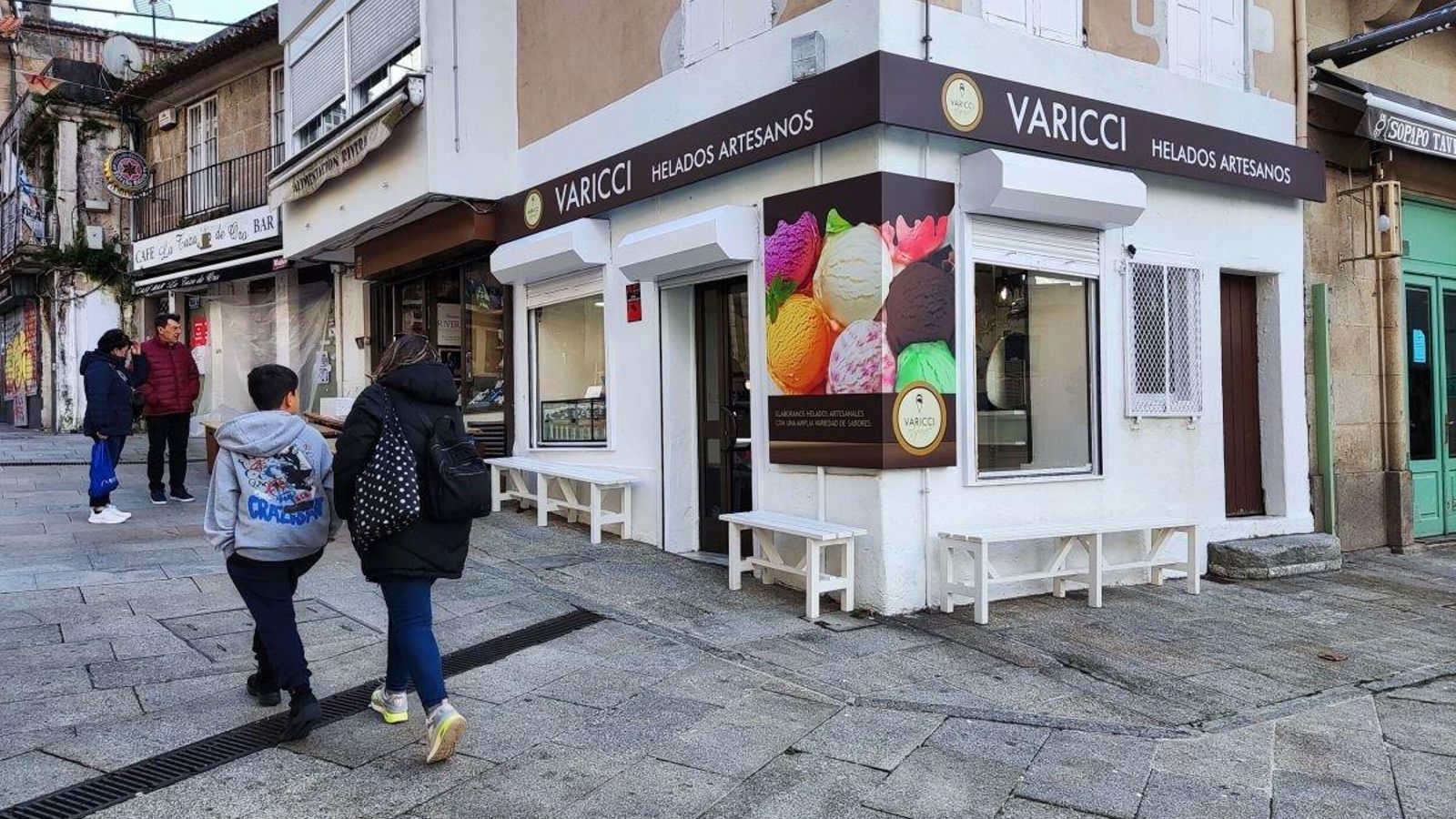 La nueva heladería, en plena plaza de A Pedra.