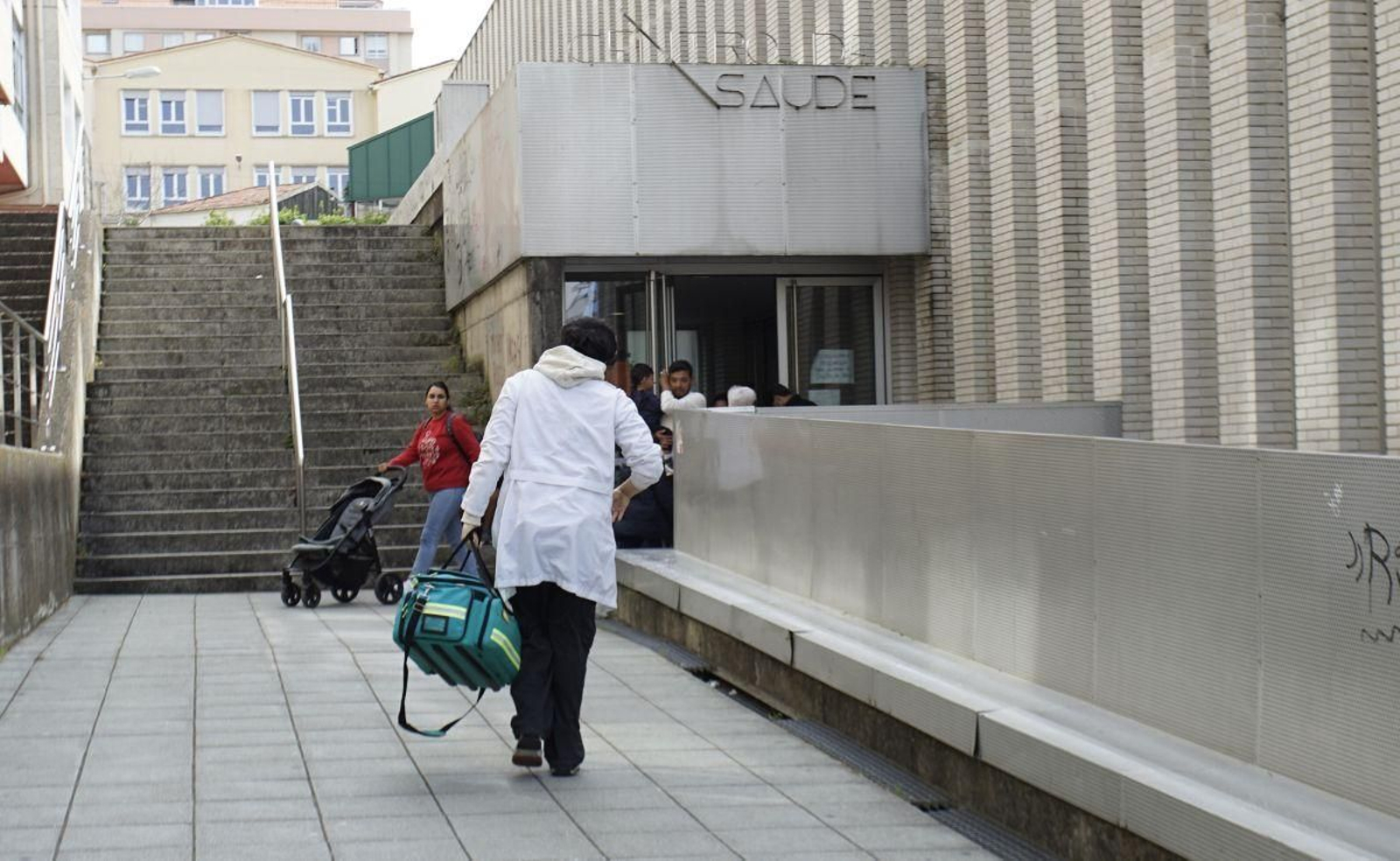 Una médica regresando al centro de salud de Coia tras atender una urgencia,