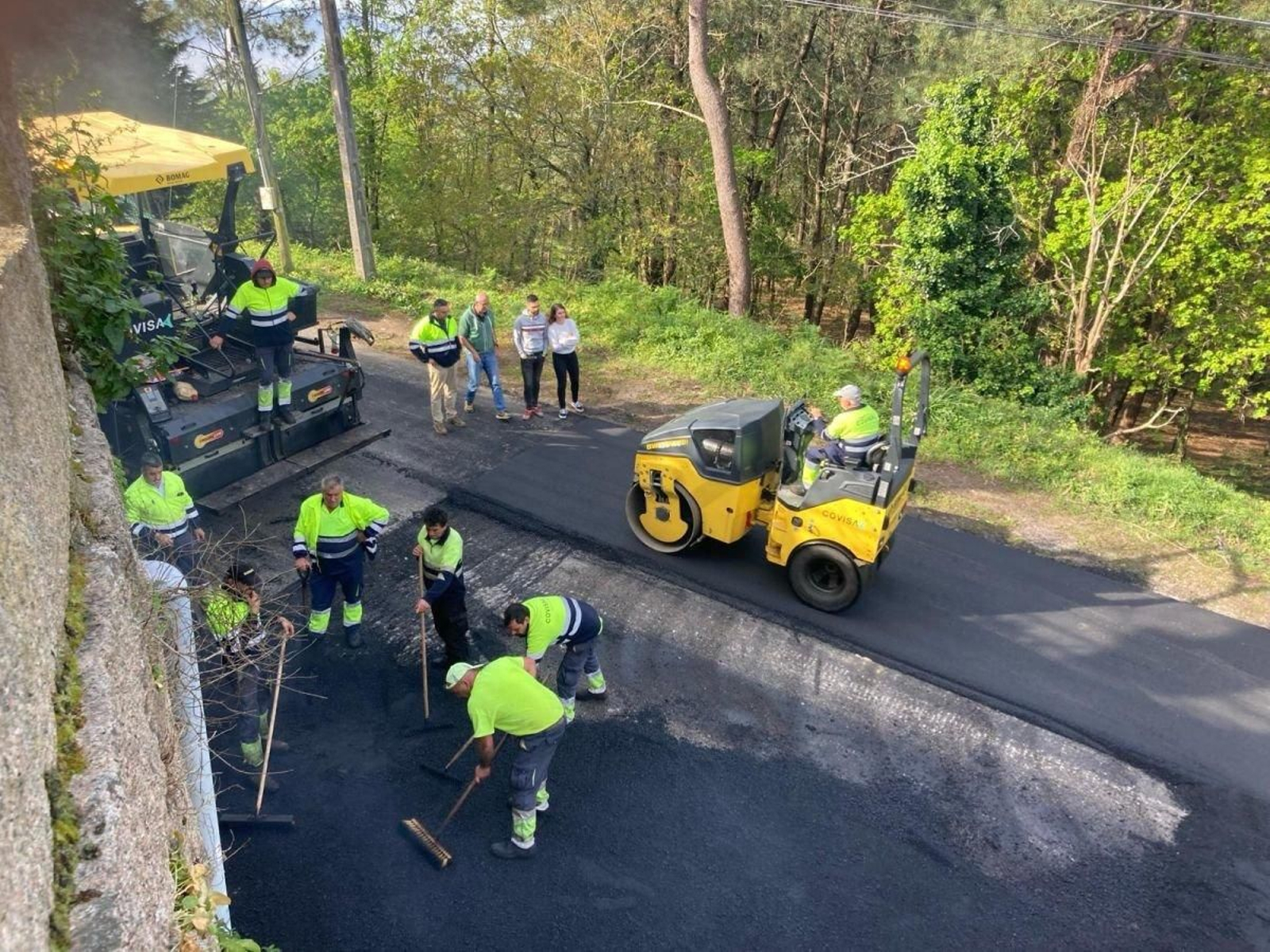 Trabajos de asfaltado en la calle Don Marcial, con la presencia del alcalde de Nigrán, Juan González.