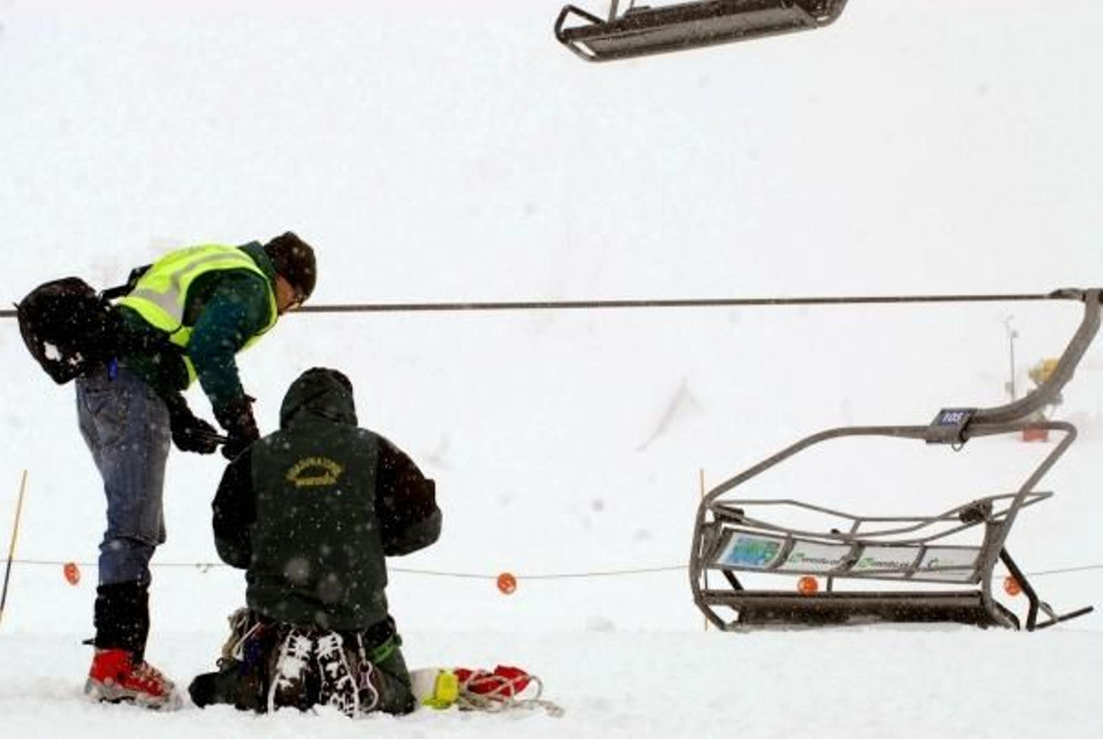 Dos policías revisan las piezas del telesilla que se desplomó en Sierra Nevada. (Foto: EFE)