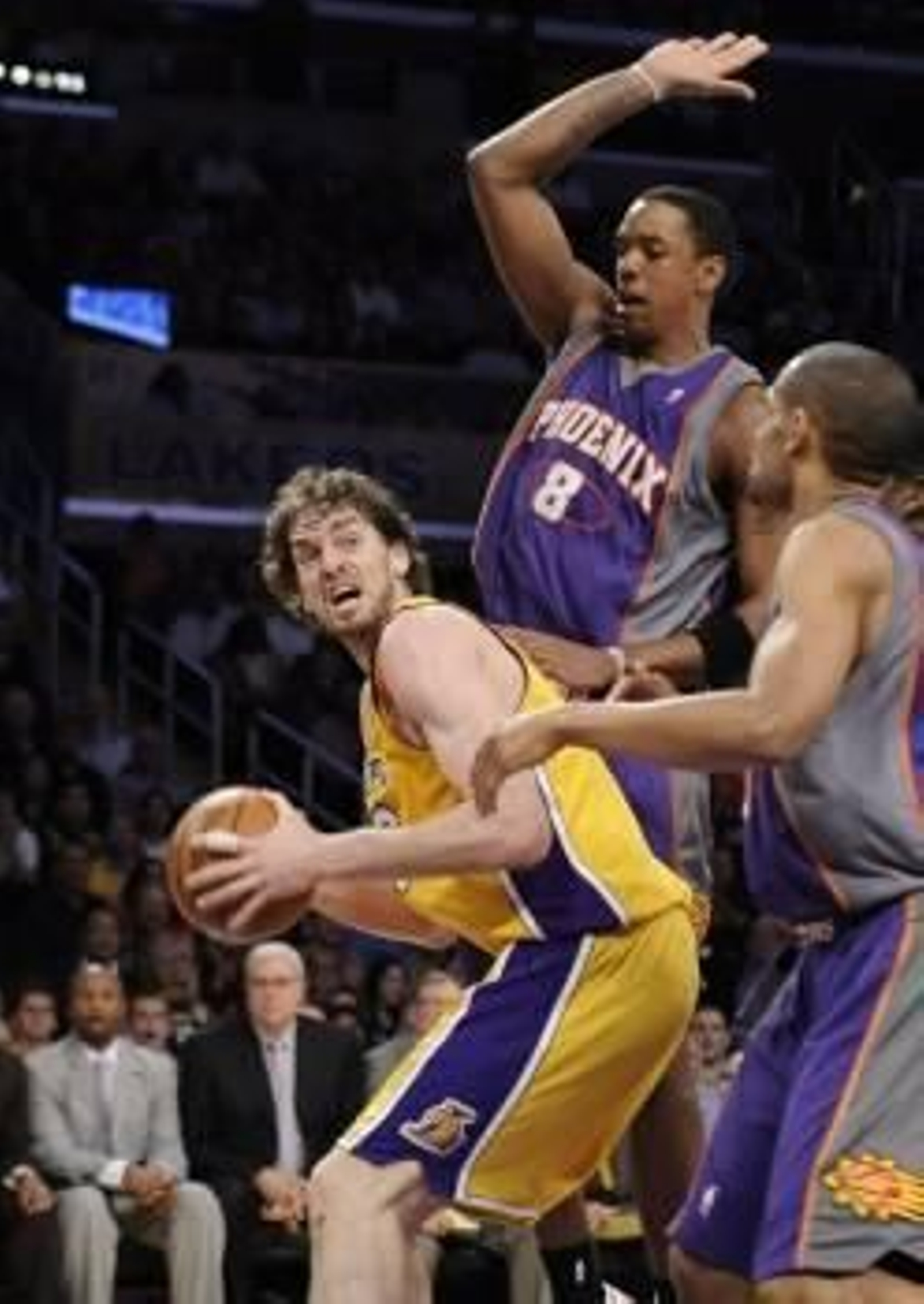 Pau Gasol, rodeado de contrarios.
