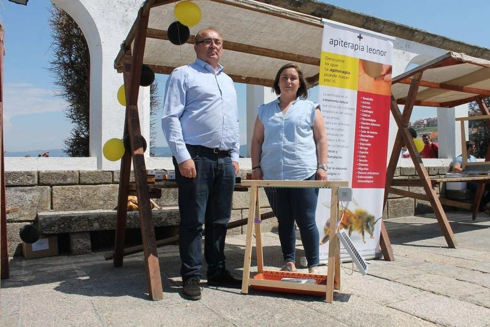 Eugenio y Leonor es un matrimonio que en sus puestos ofrecen arpas eléctricas y productos apiterapéuticos.