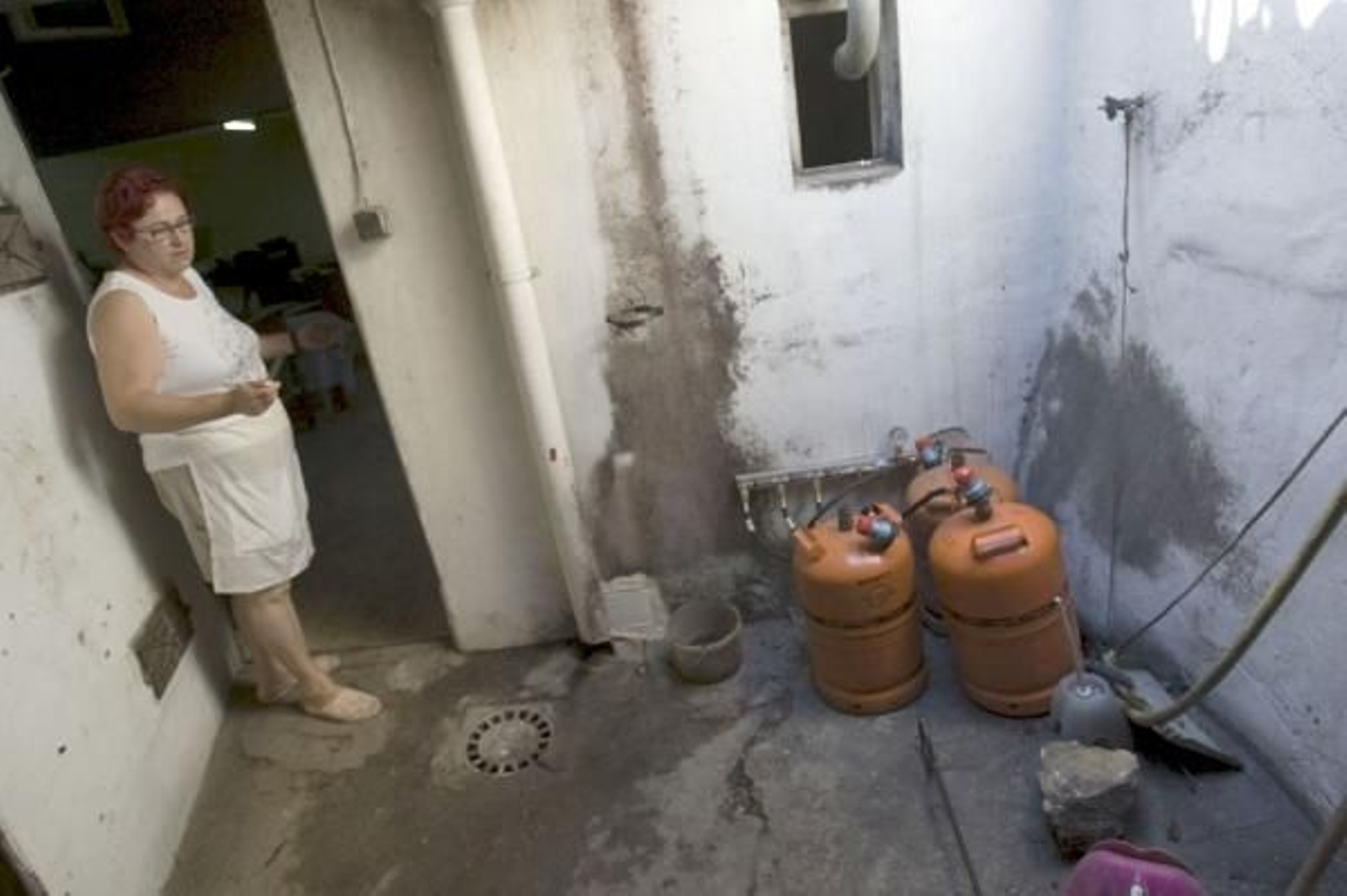 La hermana de una de las víctimas muestra las bombonas. (Foto: Rubén Francés)